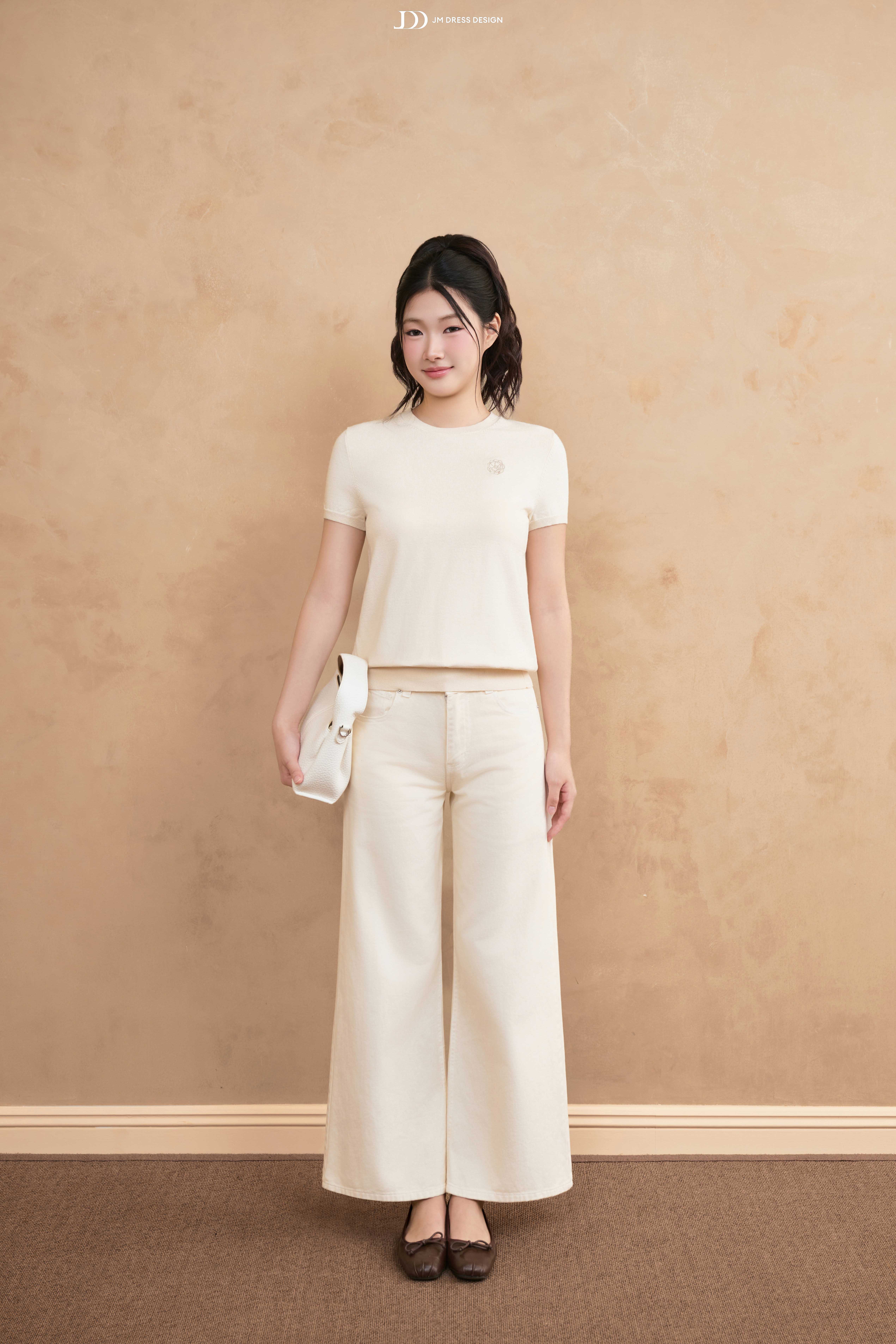 Áo mongtoghi cổ tròn trơn thêu JDD trên ngực