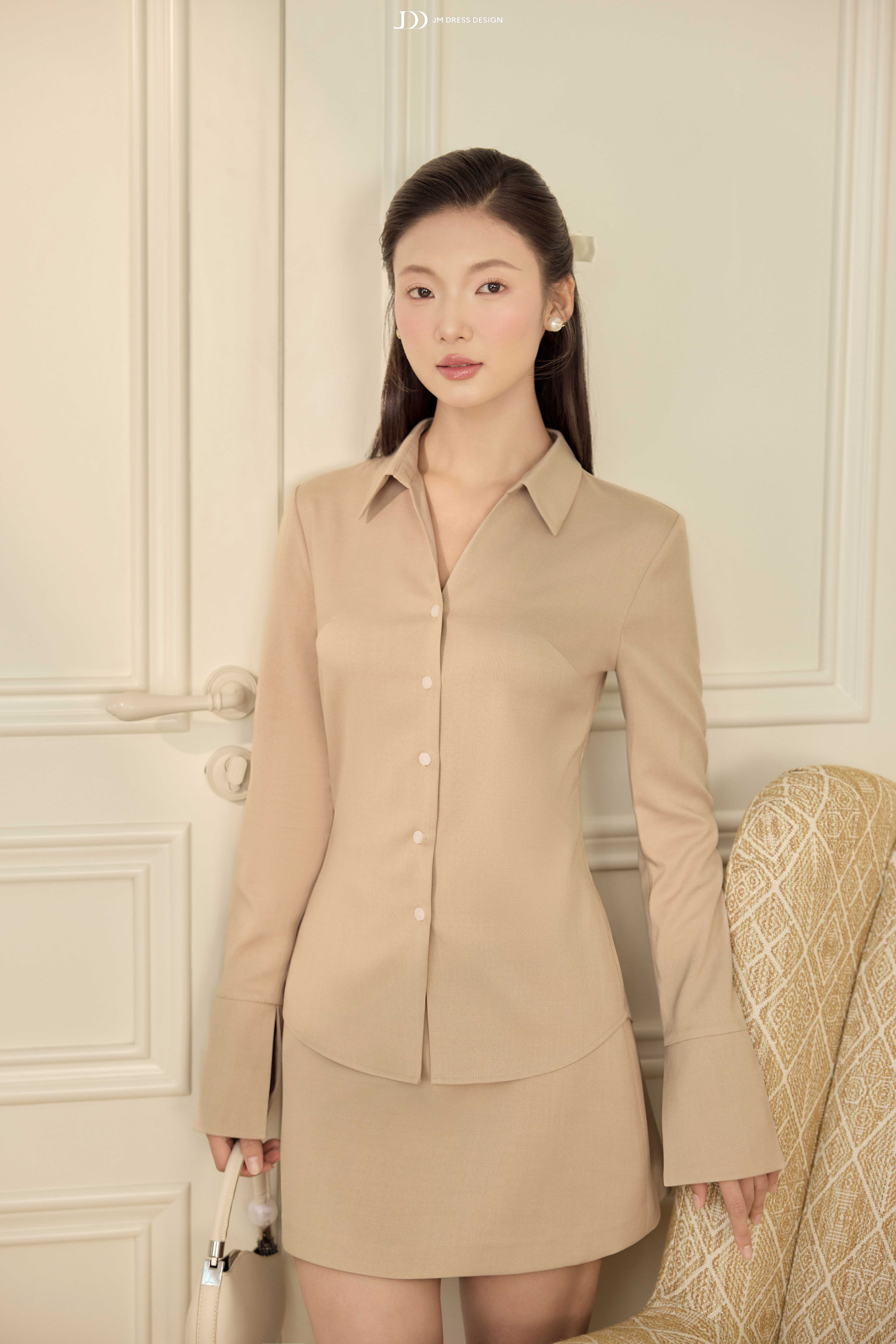 Áo sơ mi cổ đức đuôi tôm đệm vai