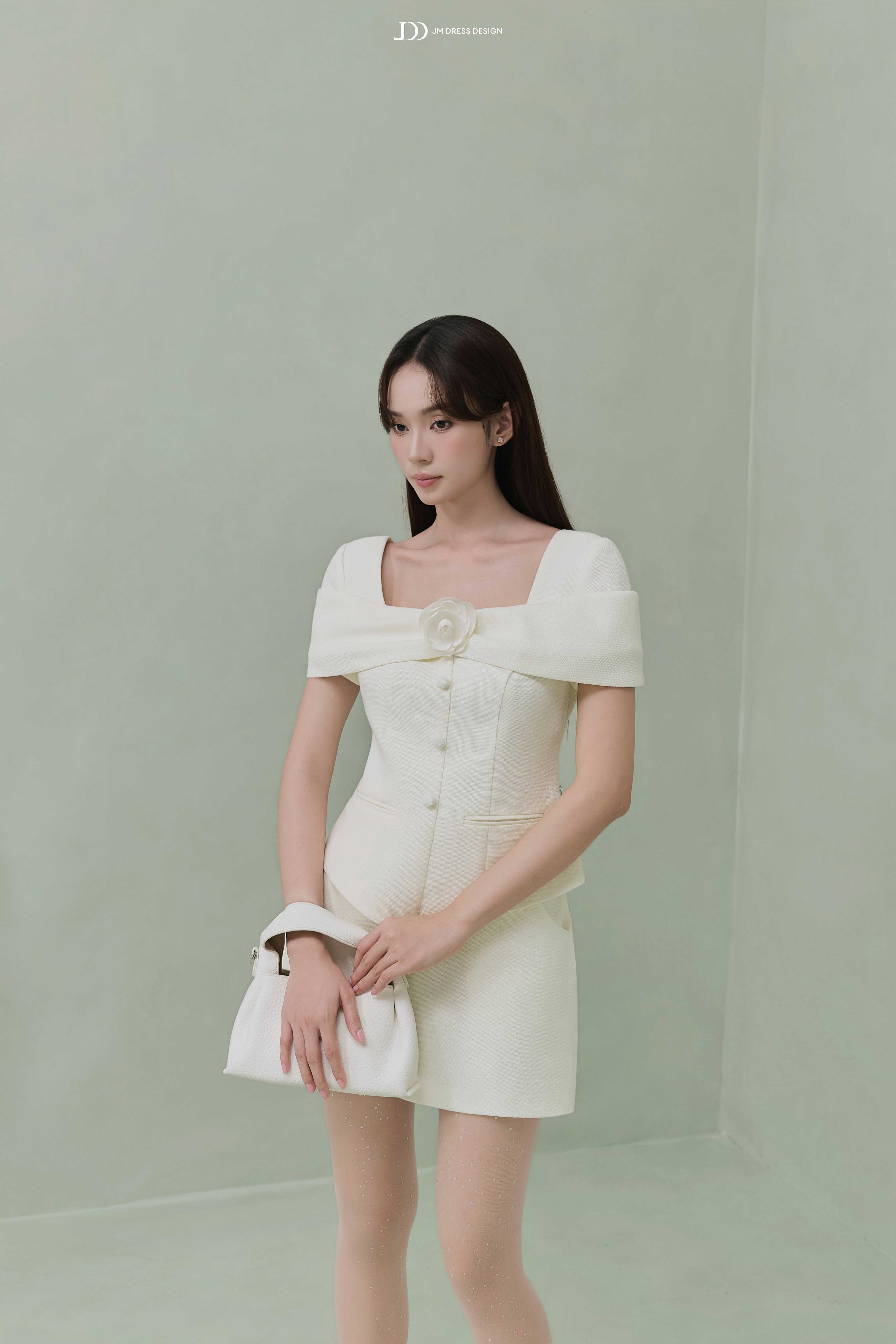 Áo trễ vai 1 hàng cúc đính hoa
