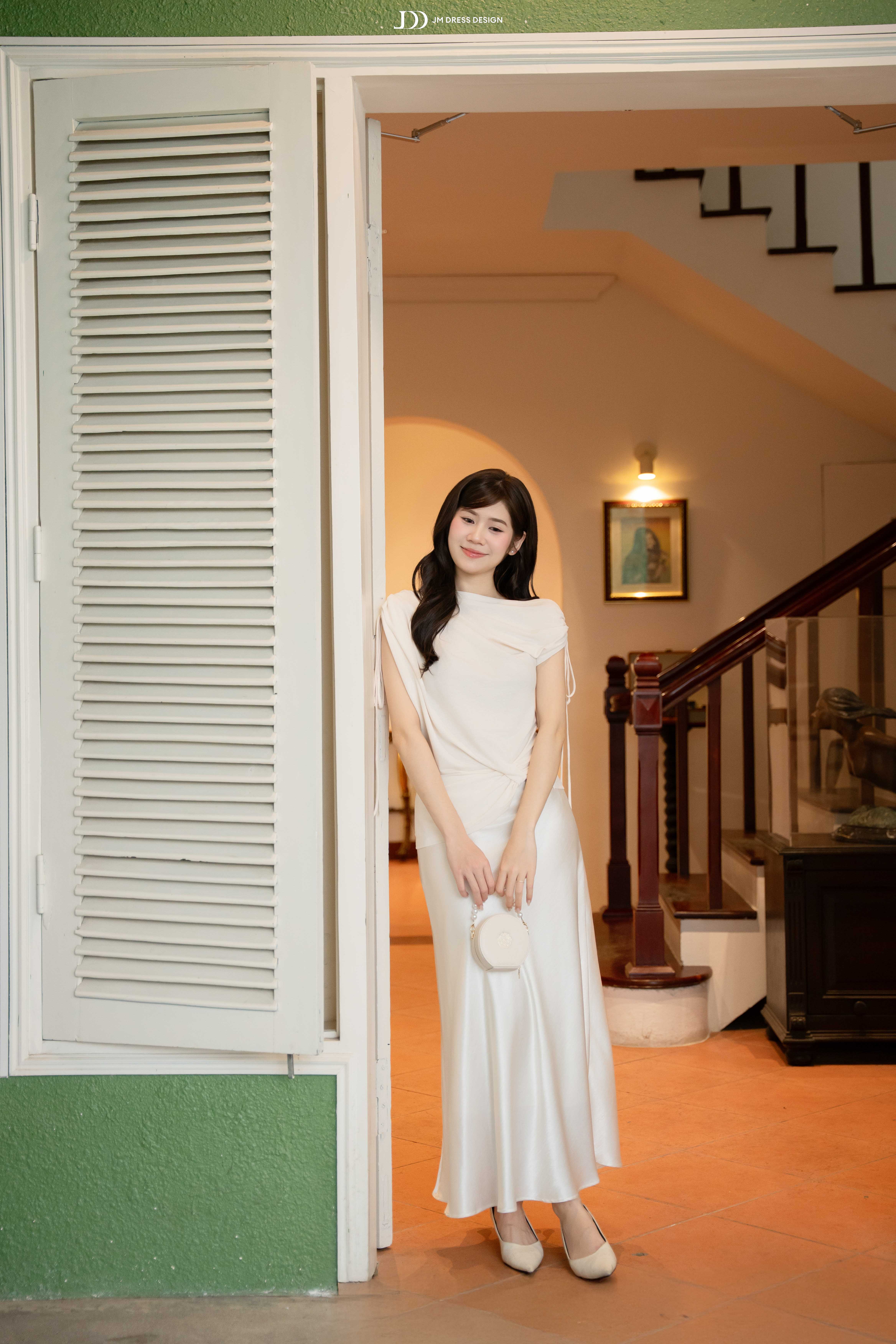 Chân váy lụa dáng đuôi cá nhẹ