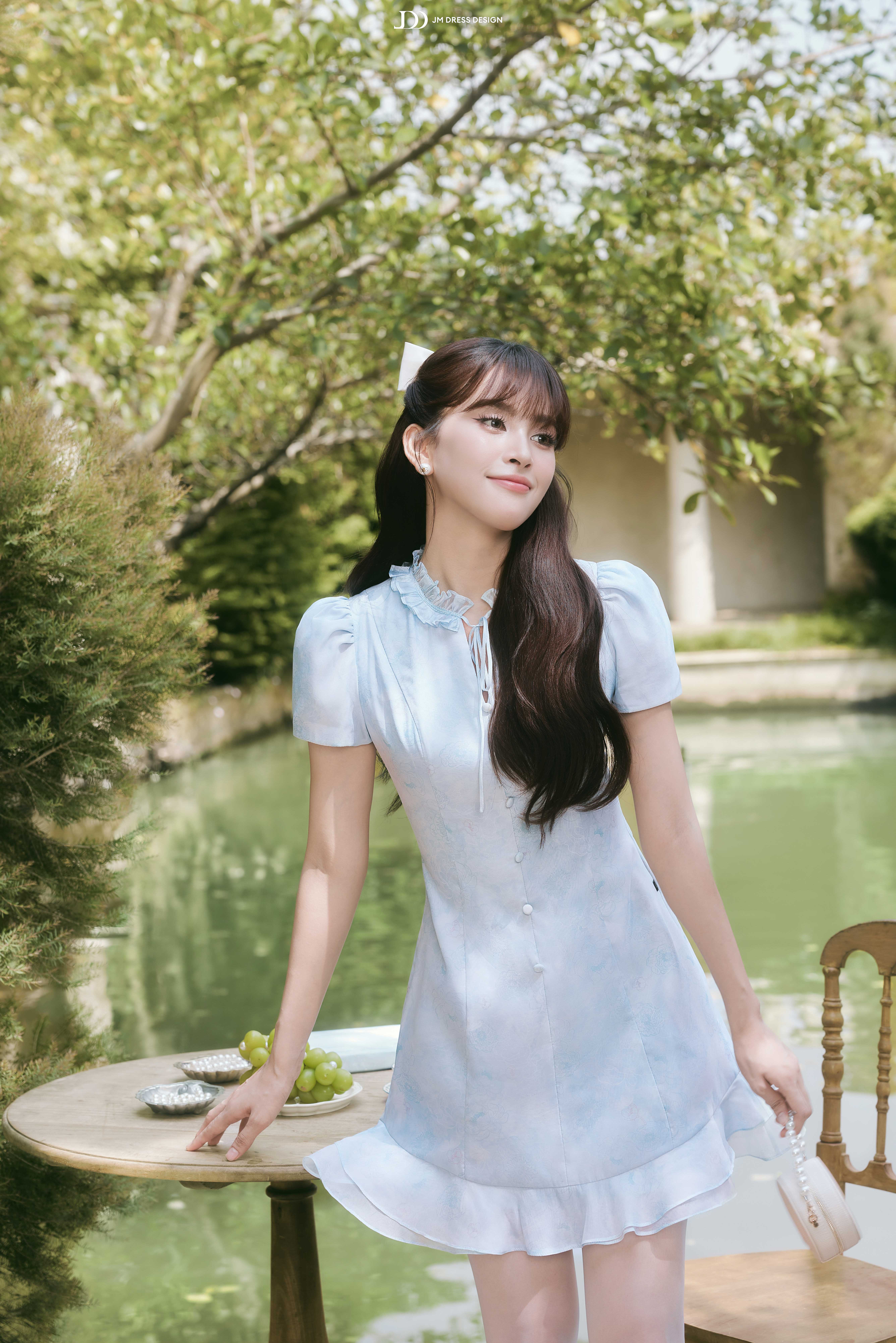 Đầm Xuân Hè cổ bèo xẻ V, chân bèo 2 tầng