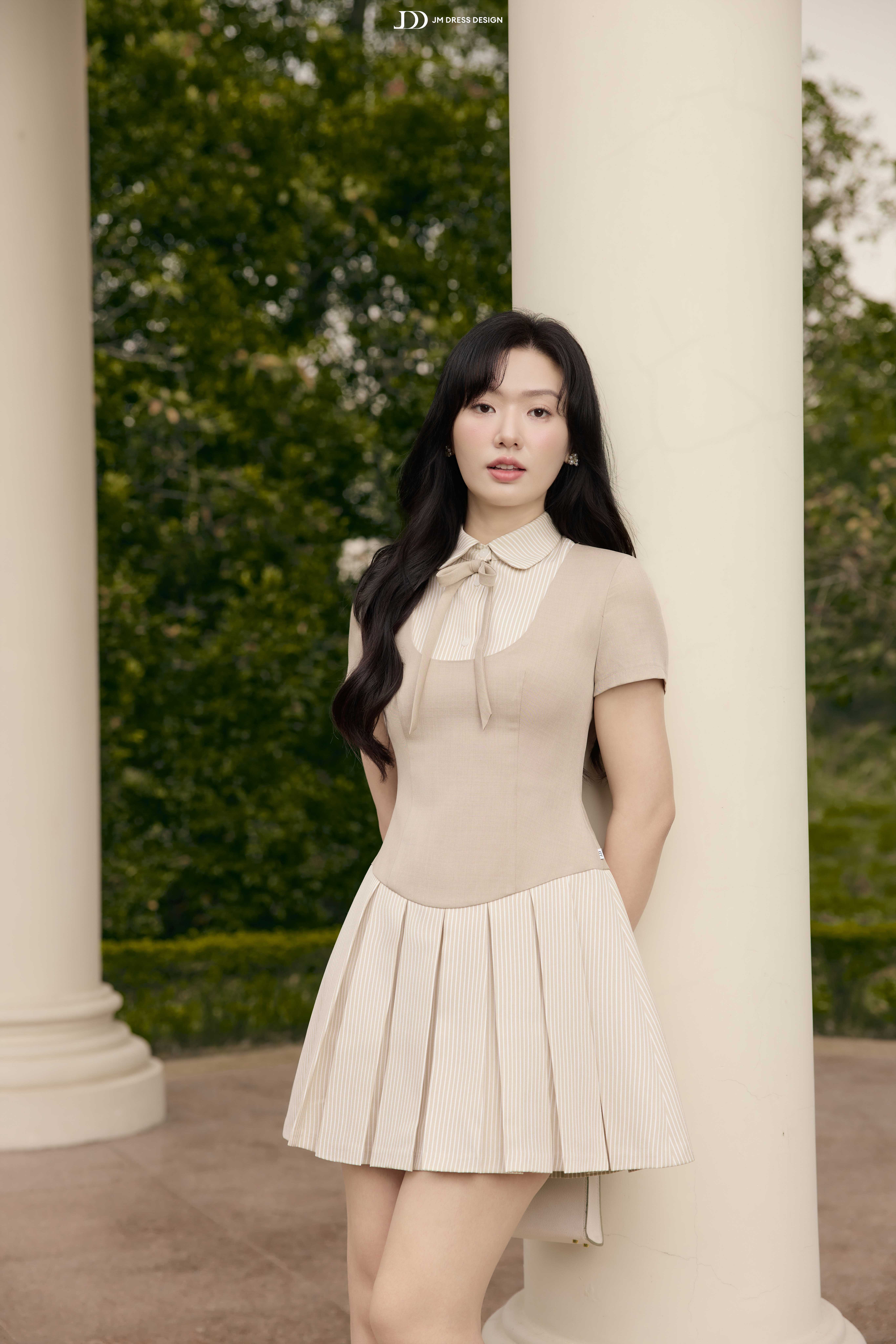 Đầm Xuân Hè cổ sen cách điệu, phối chân xếp ly chụm