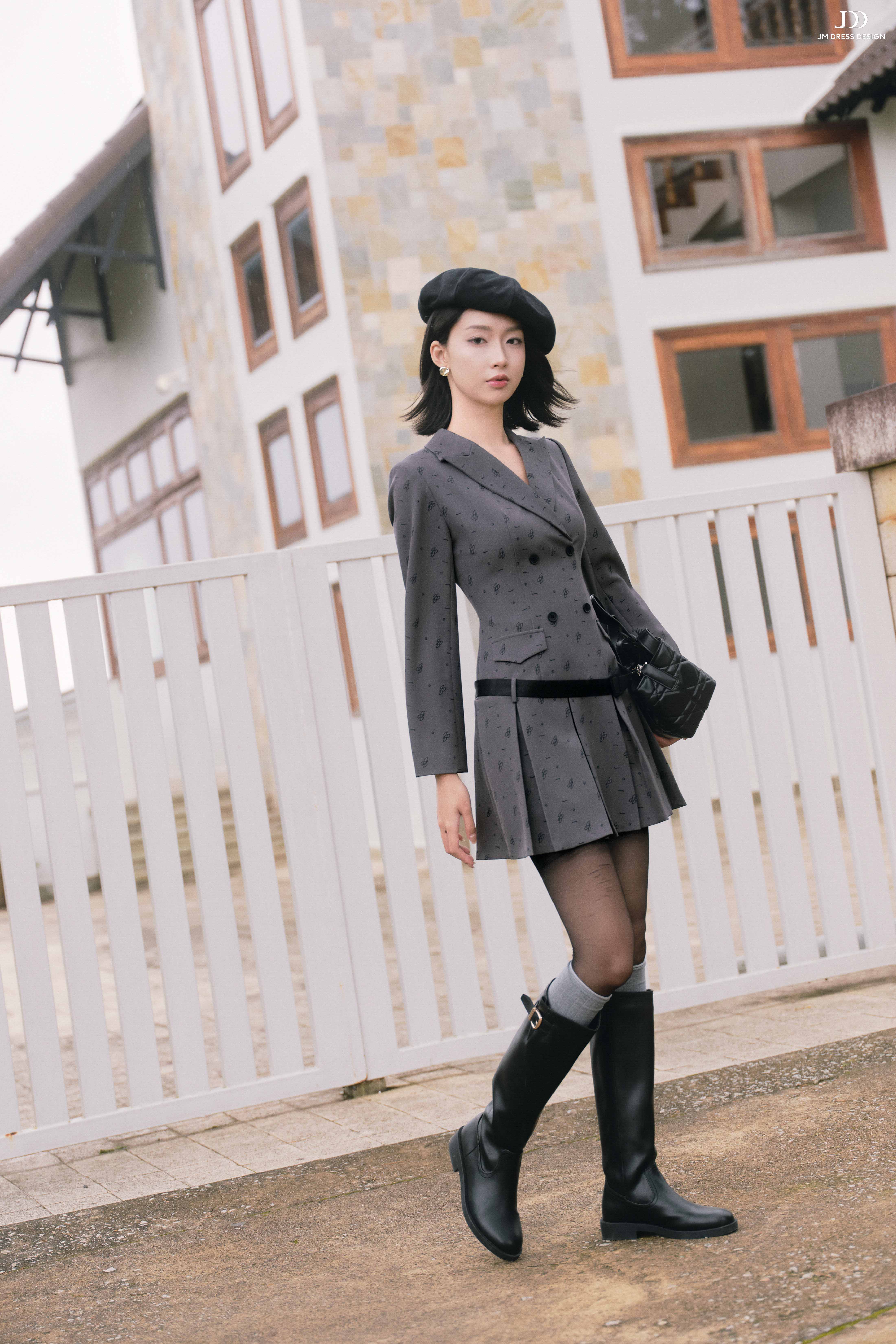 Đầm blazer ve mèo, chân xếp ly chụm