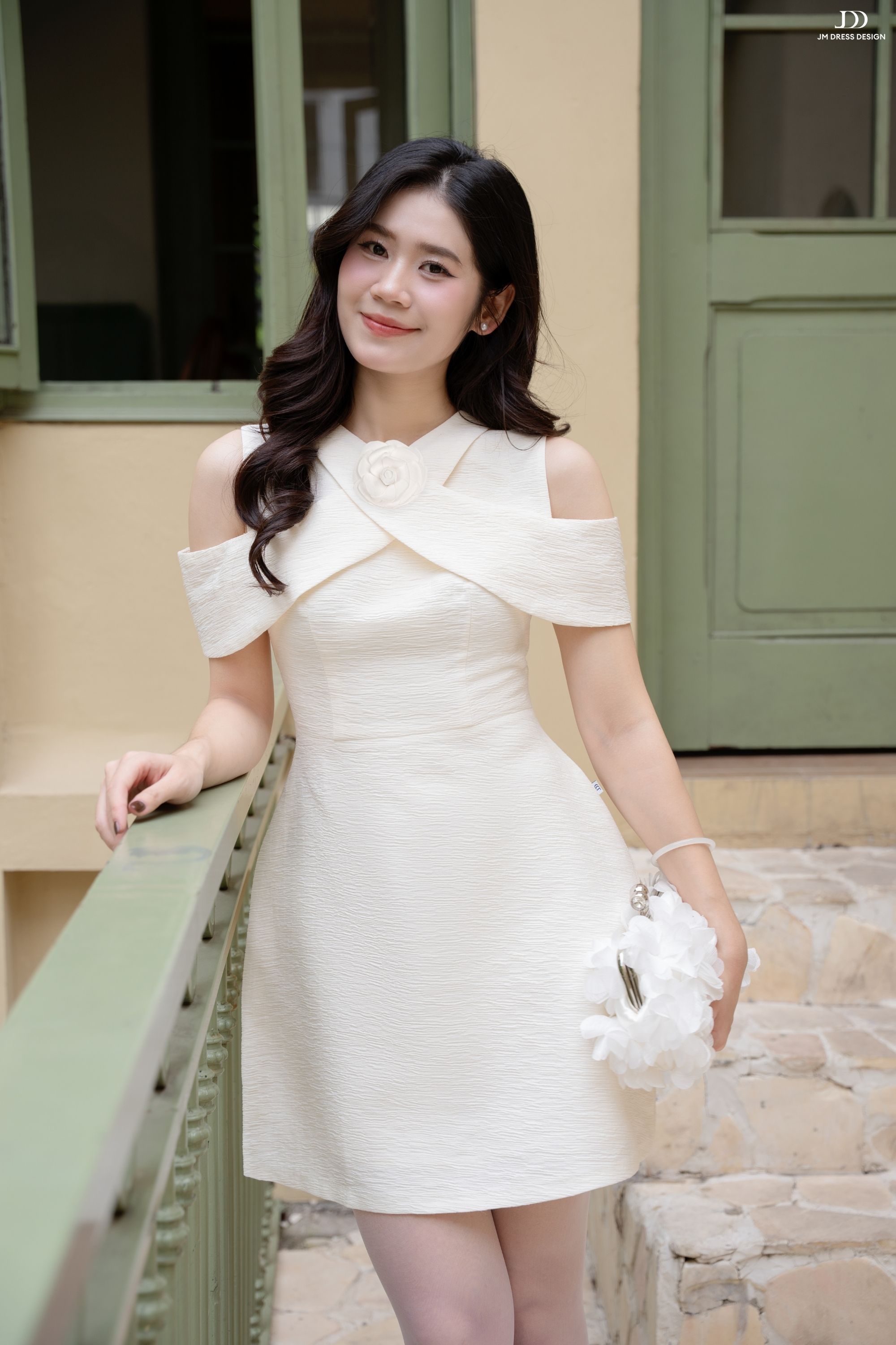 Đầm chân A tay vắt chéo