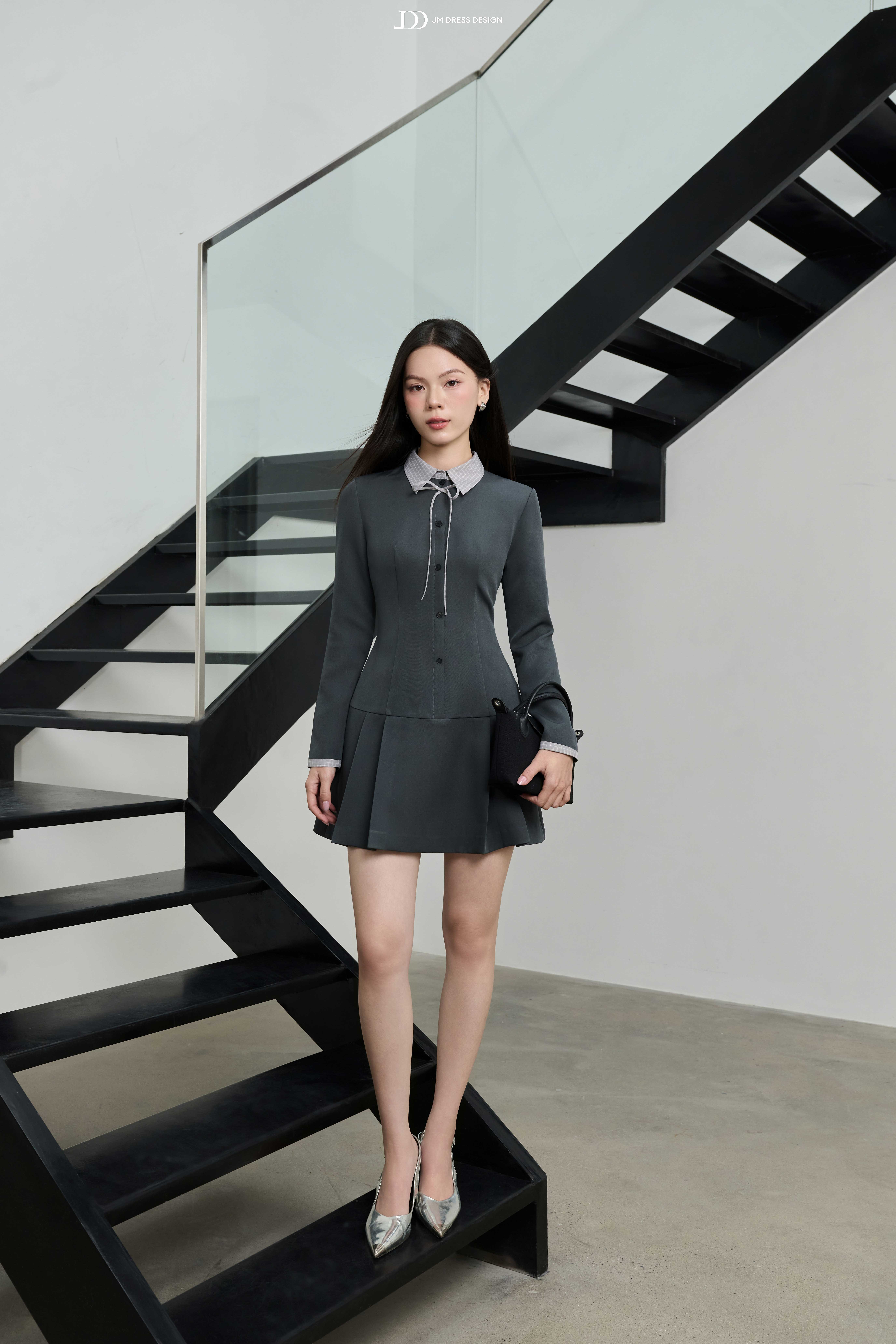 Đầm chân xếp ly, cổ phối kẻ