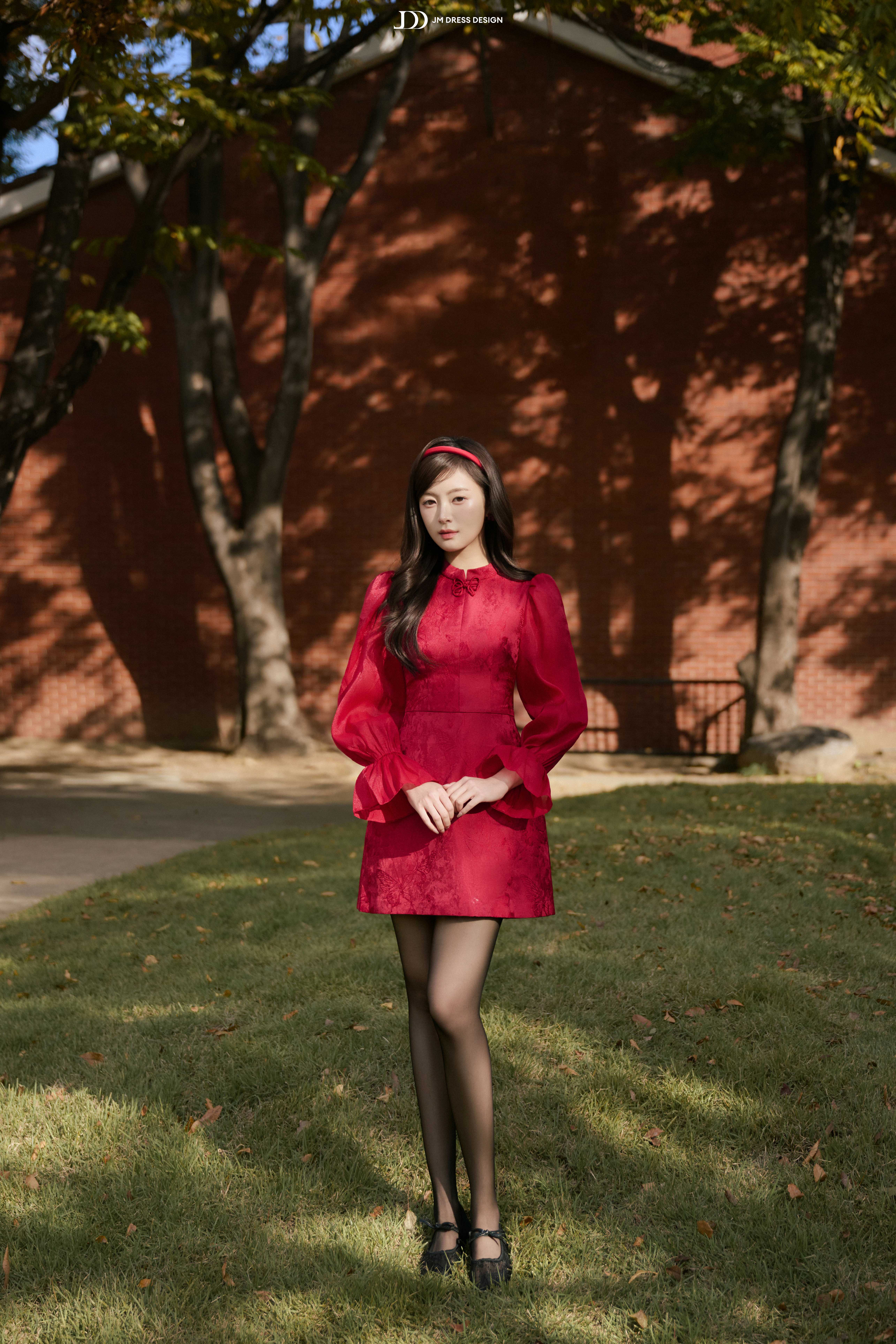 Đầm cổ tàu đính cúc tay phối tơ loe gấu