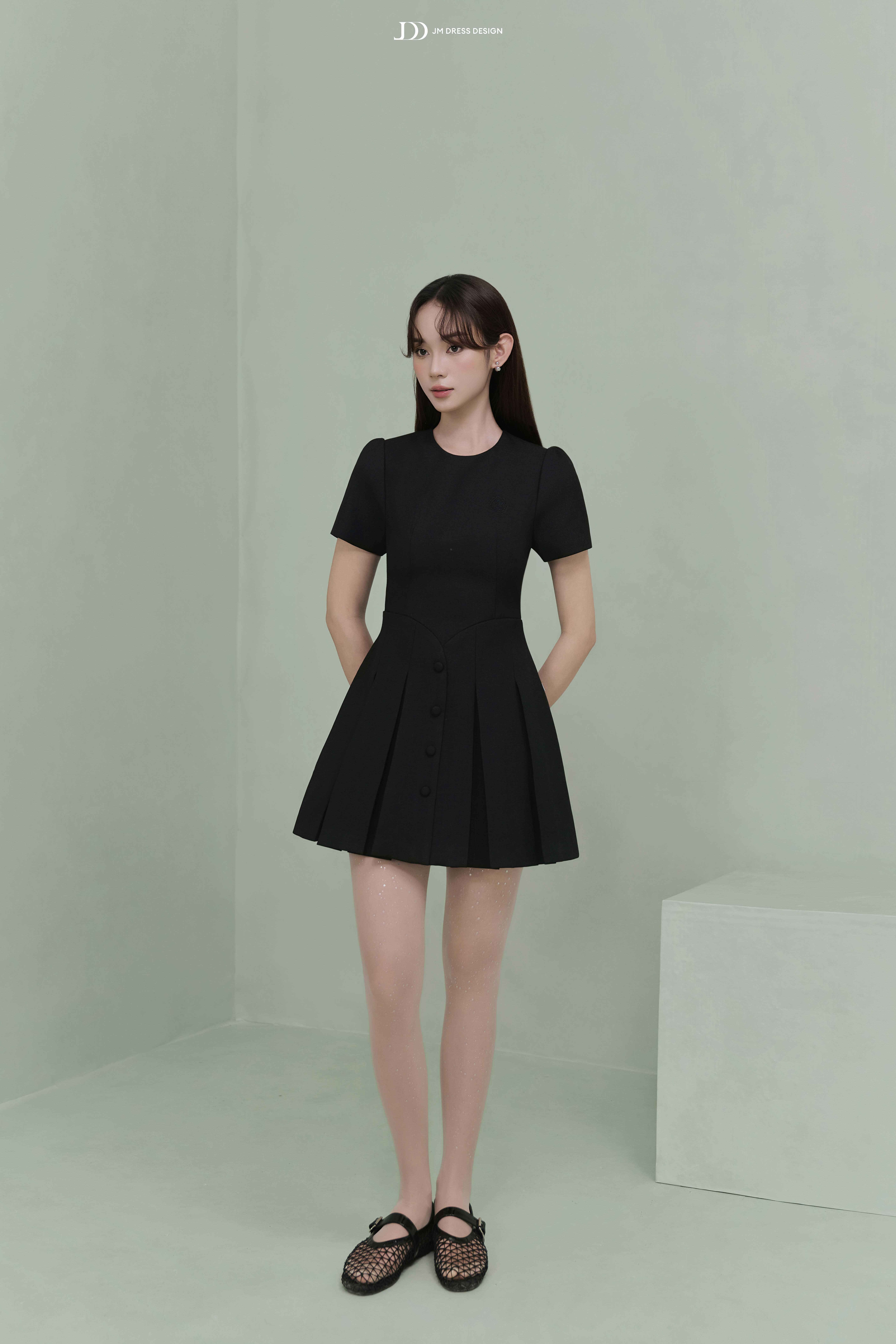 Đầm cổ tròn chân vạt bong xếp ly