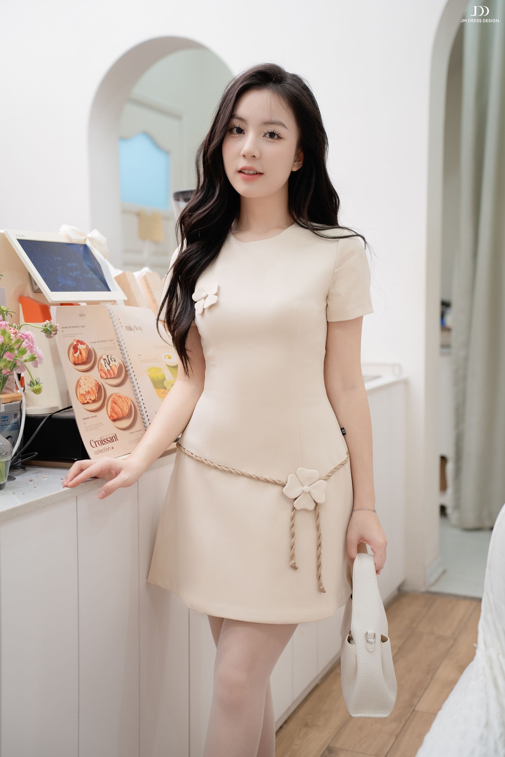 Đầm cổ tròn, chân xếp ly sườn tết dây hoa