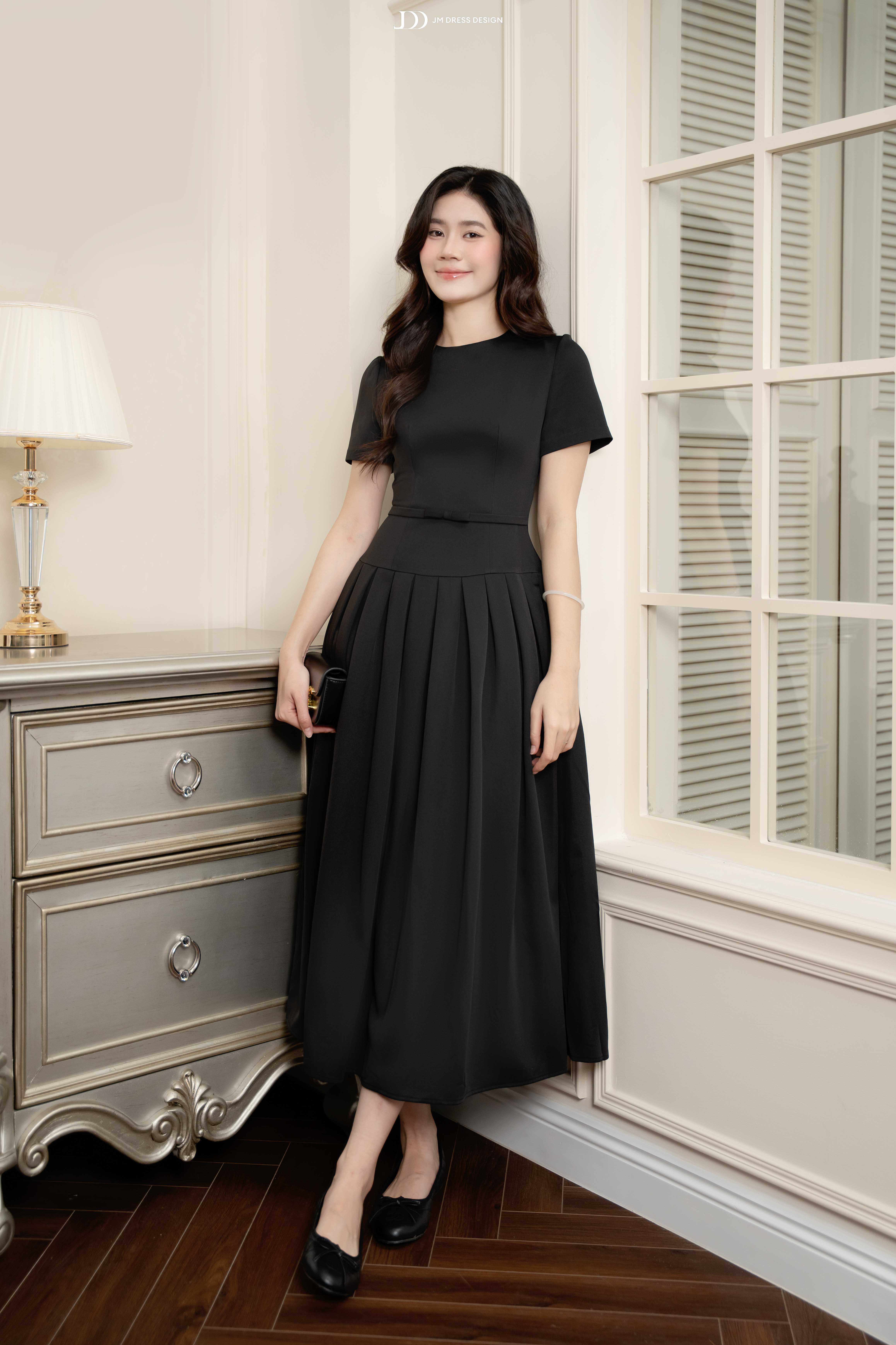 Đầm cổ tròn, túi ốp ngực, chân xếp ly súp