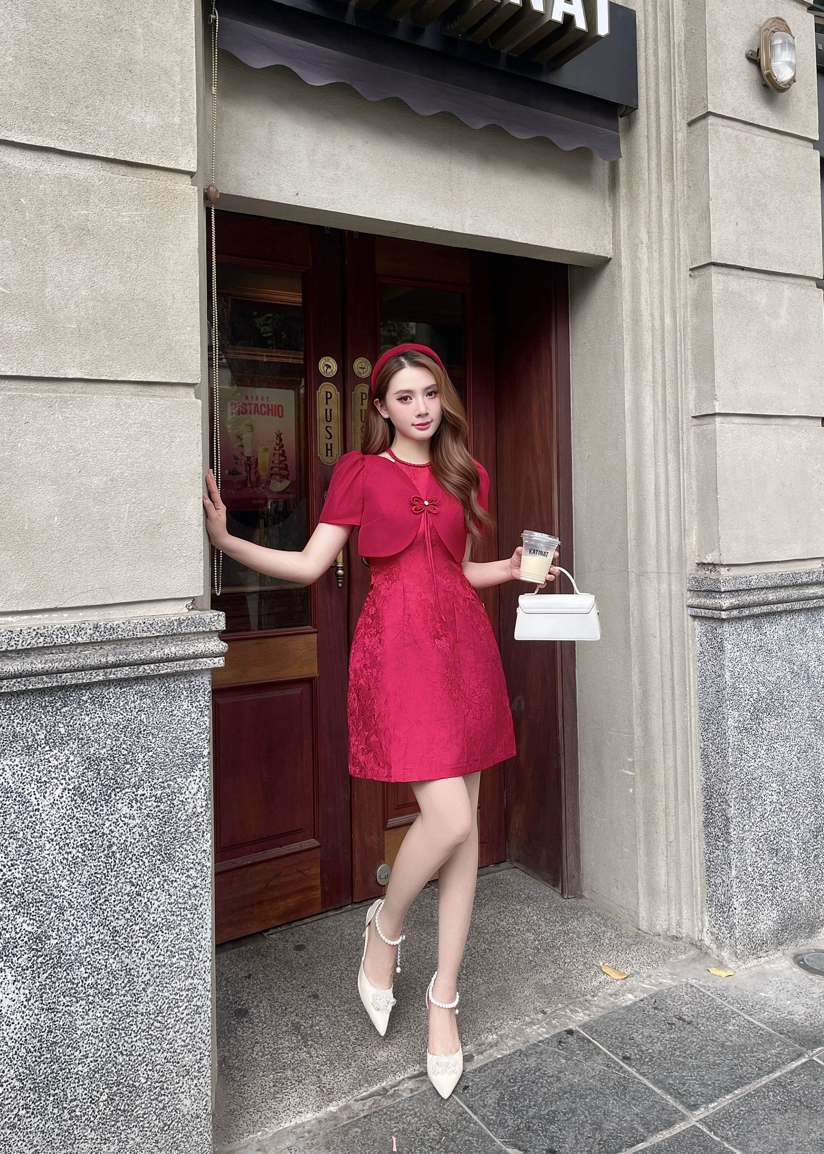 Đầm dáng A cổ yếm phối áo ngoài