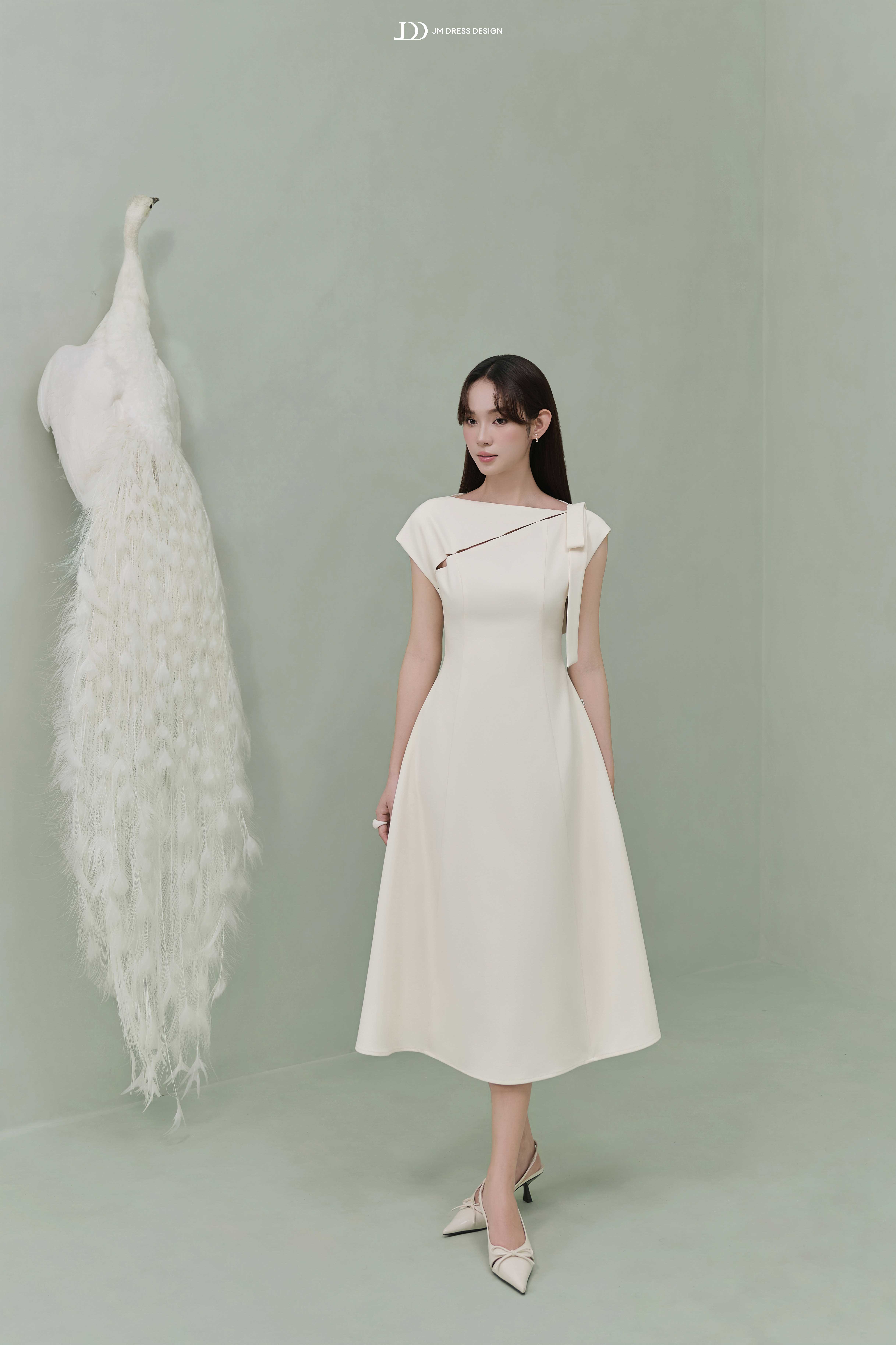 Đầm dáng đổ cut out ngực buộc nơ vai
