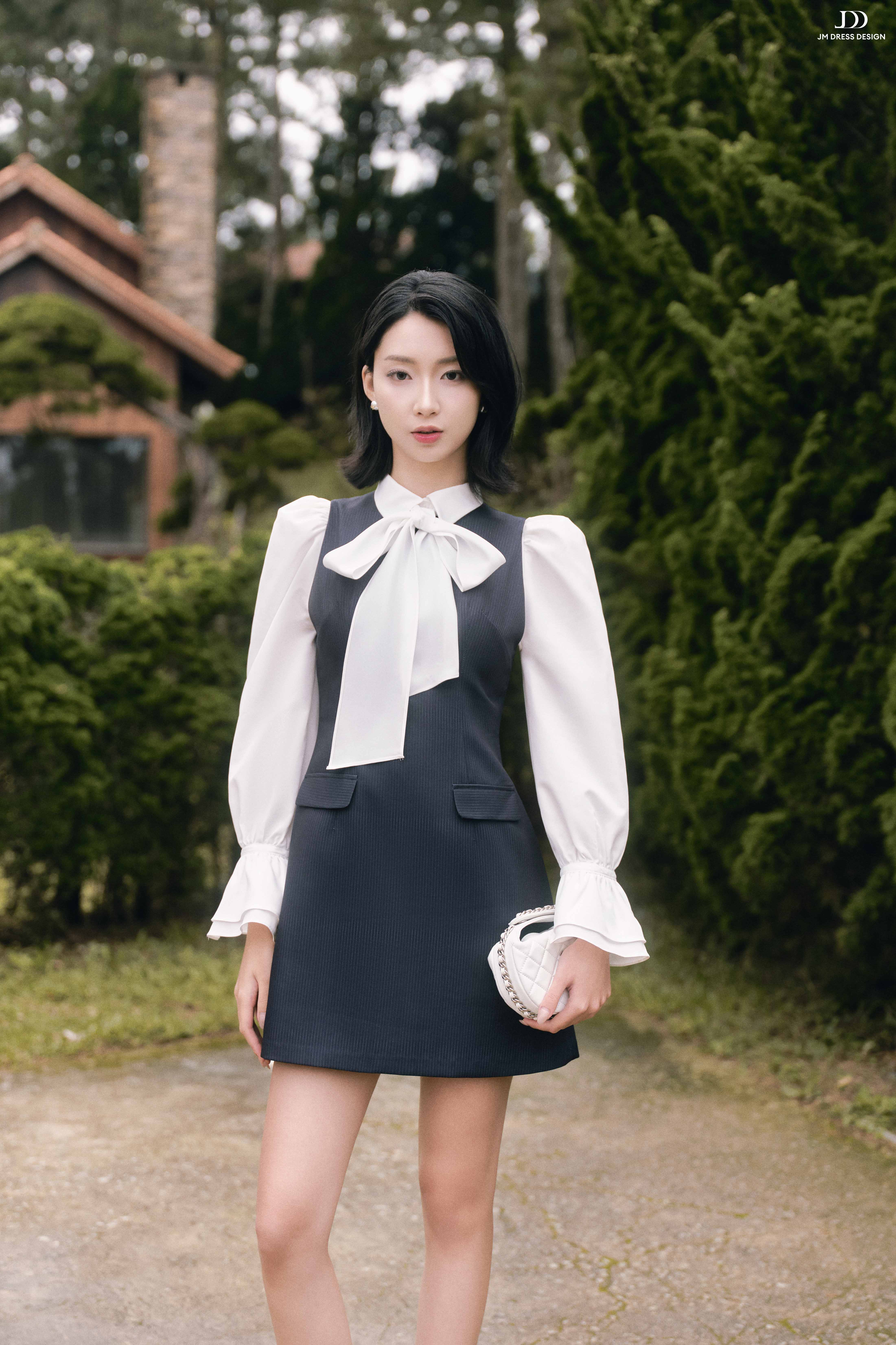 Đầm kẻ dáng ôm A, tay bồng phối nơ cổ