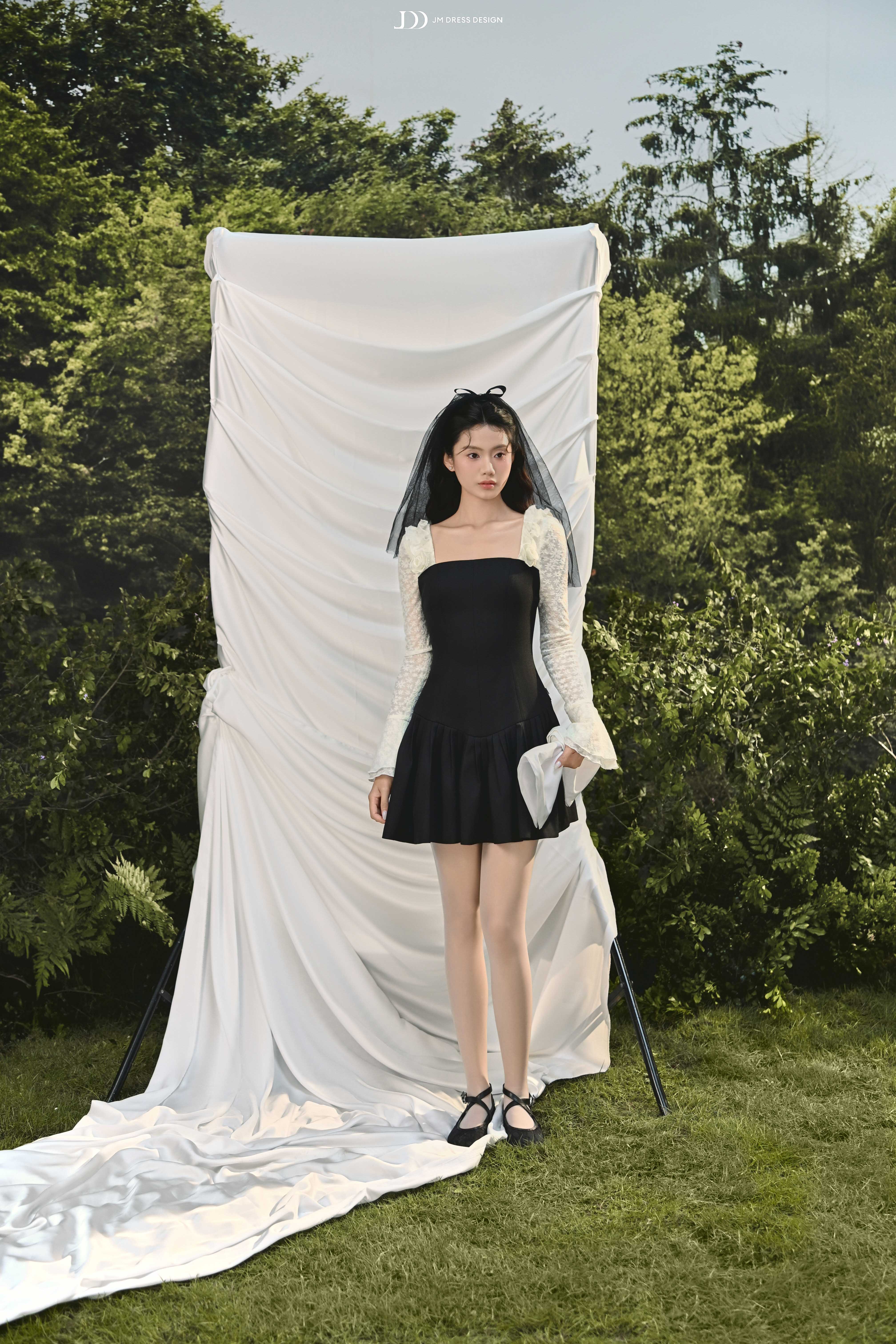 Đầm phối tay loe, chân xếp ly bung