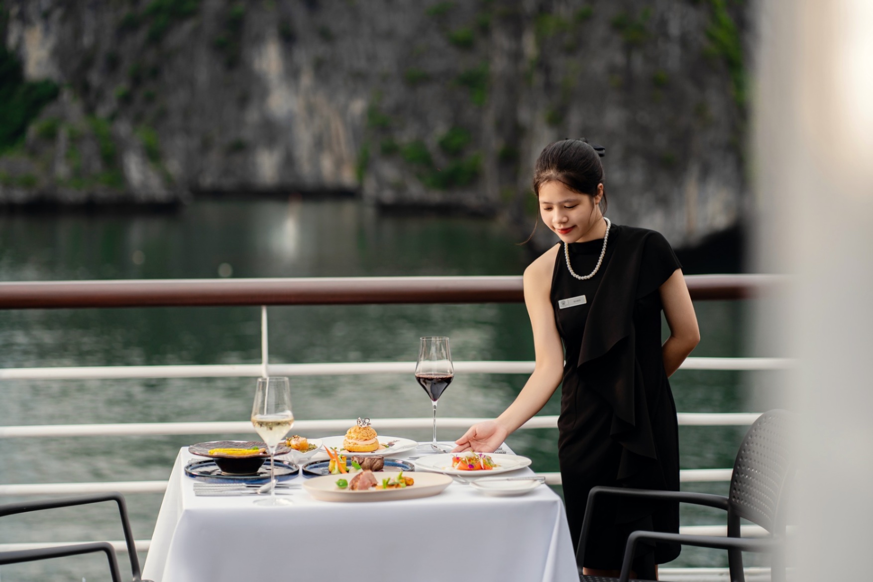 Tour Du thuyền Ambassador thăm vịnh Hạ Long 1 ngày