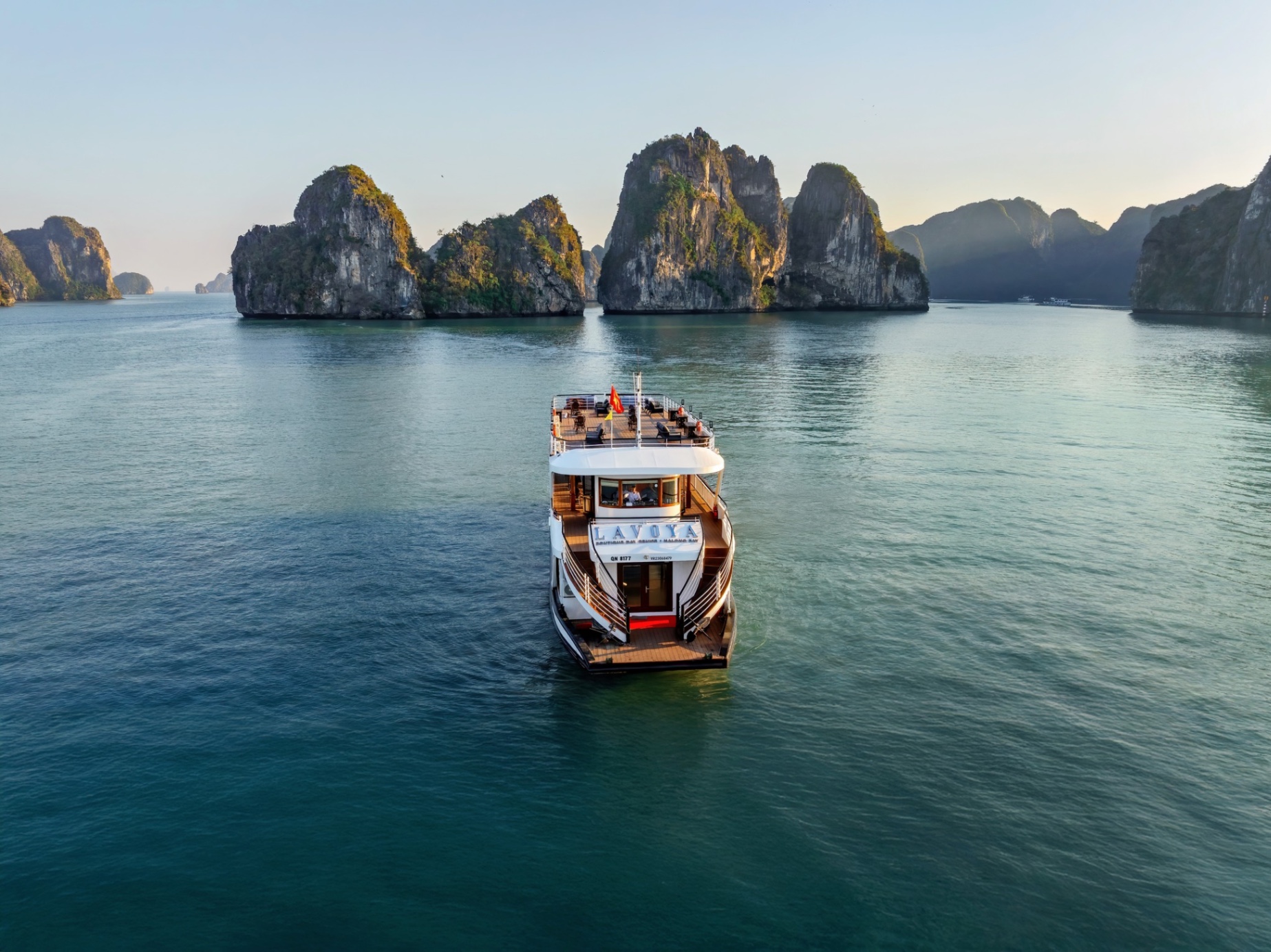 Tour Du thuyền Ambassador thăm vịnh Hạ Long 1 ngày