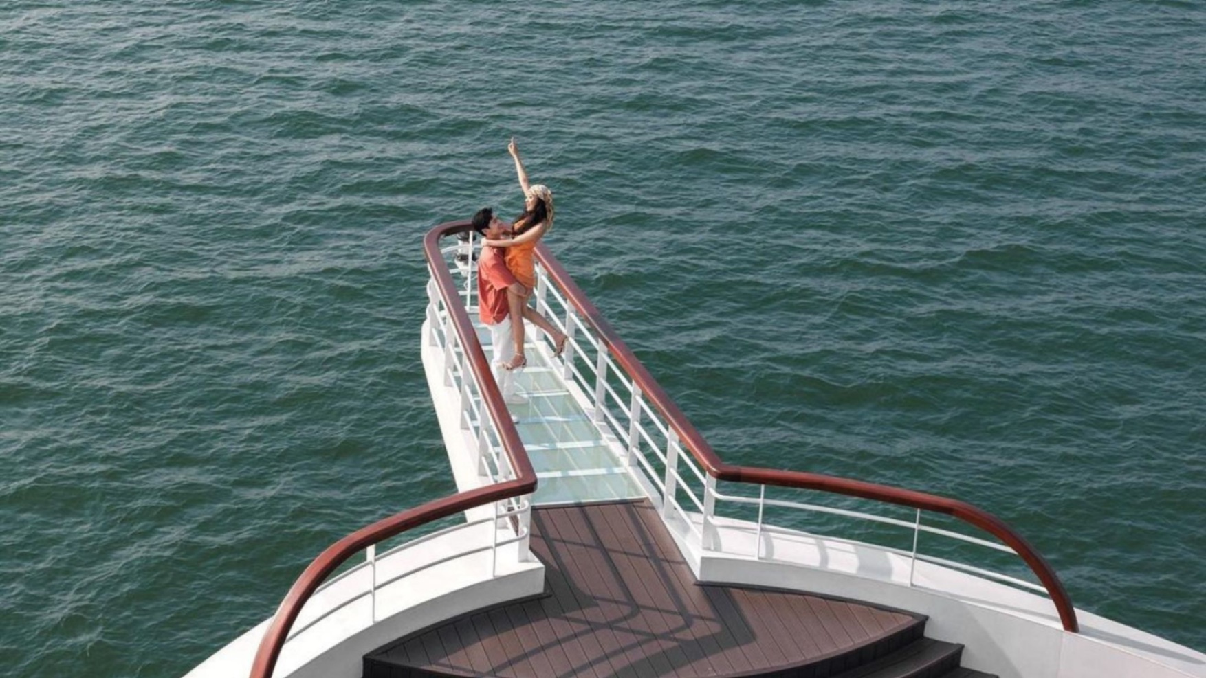 Tour Du thuyền Ambassador thăm vịnh Hạ Long 1 ngày