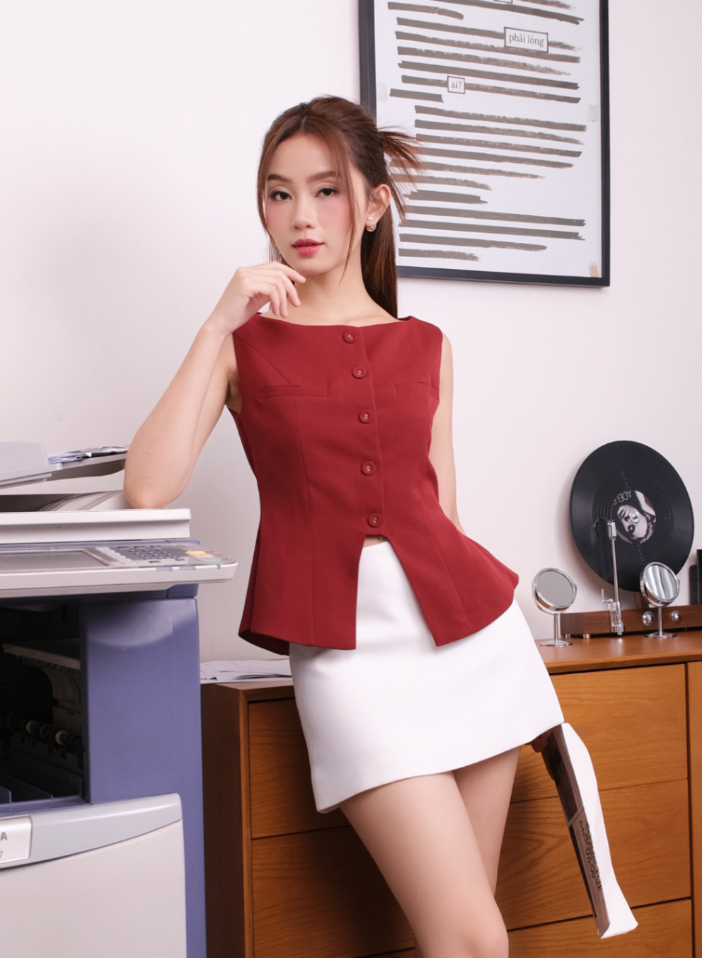 Áo gile nữ cổ thuyền sát nách nút bọc BST T3/2025