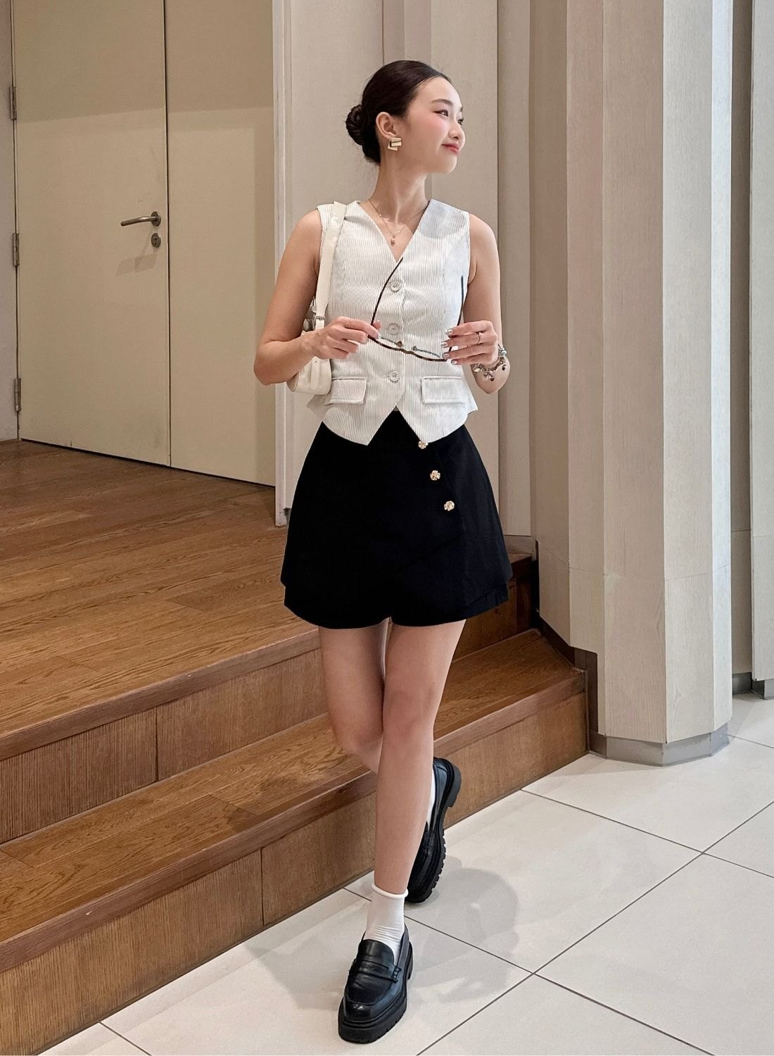 Quần giả váy dáng ngắn vạt chéo 3 nút BST T3/2025 - L - Đen