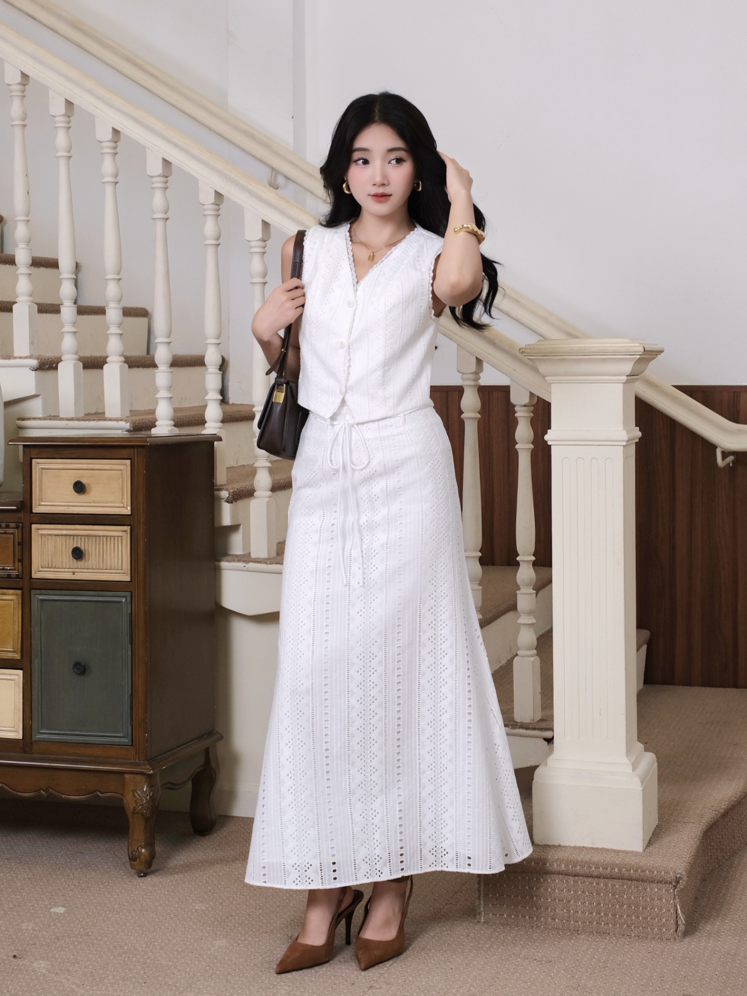 Chân váy vải xô thêu dáng suông loe nhẹ - V030