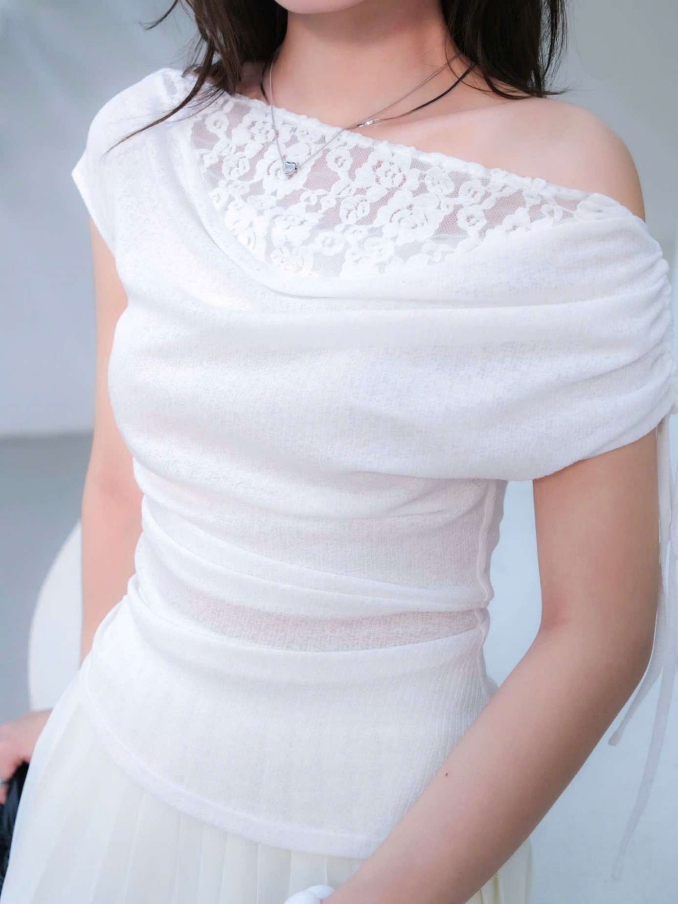 Áo kiểu lệch vai phối ren chất thun giấy - AK003-2507LAT