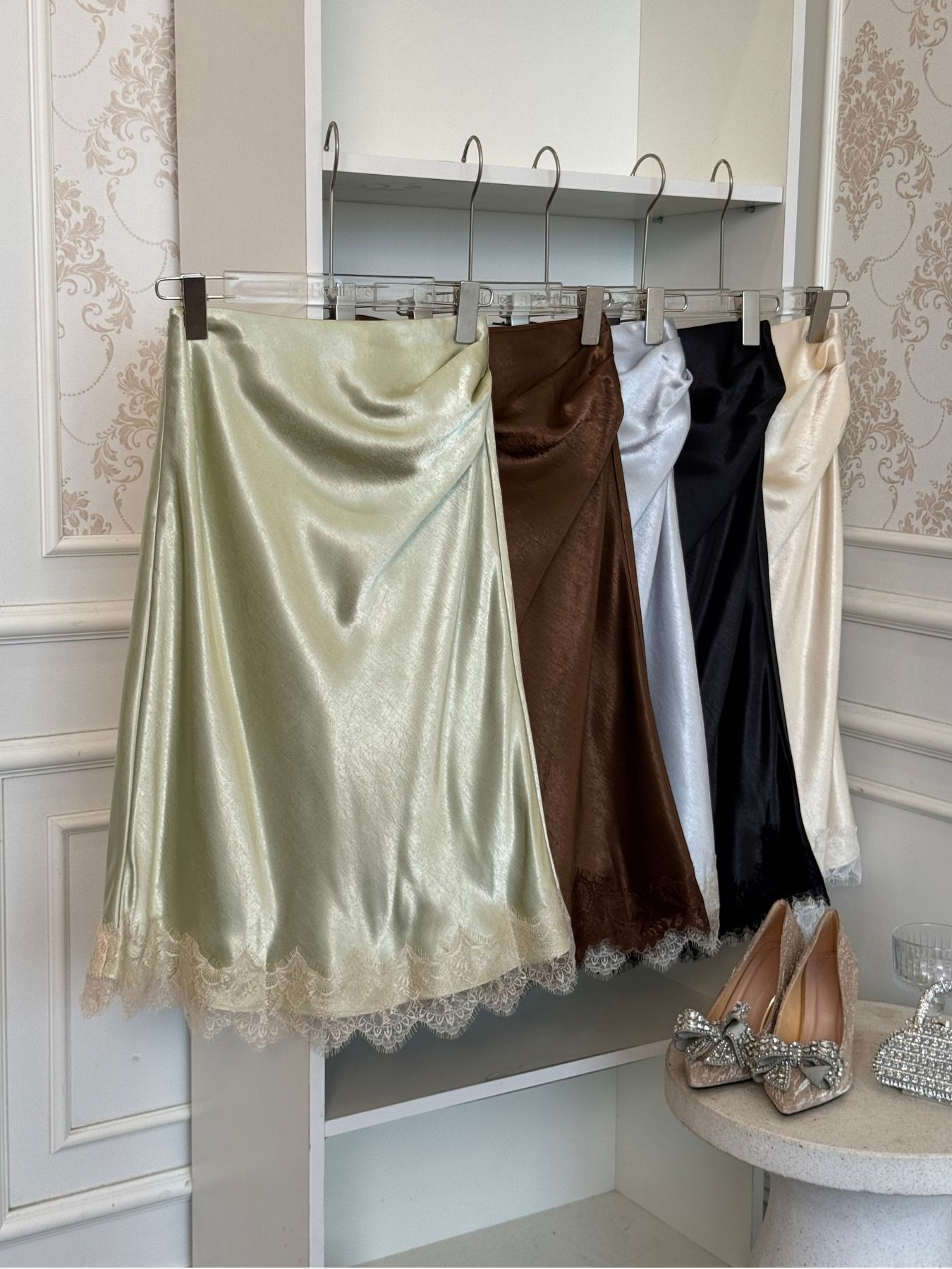 Chân váy lụa dáng midi phối ren lai La Boutique VN008-2608LAT