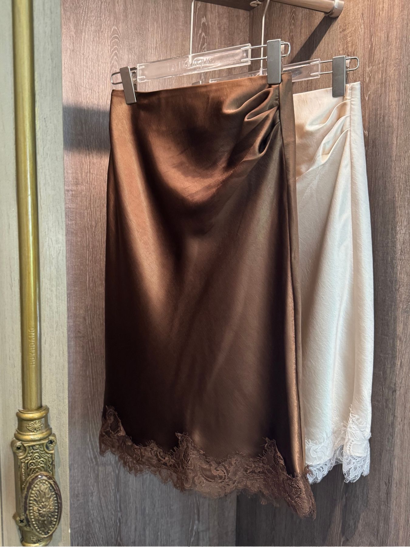 Chân váy lụa dáng midi phối ren lai La Boutique VN008-2608LAT