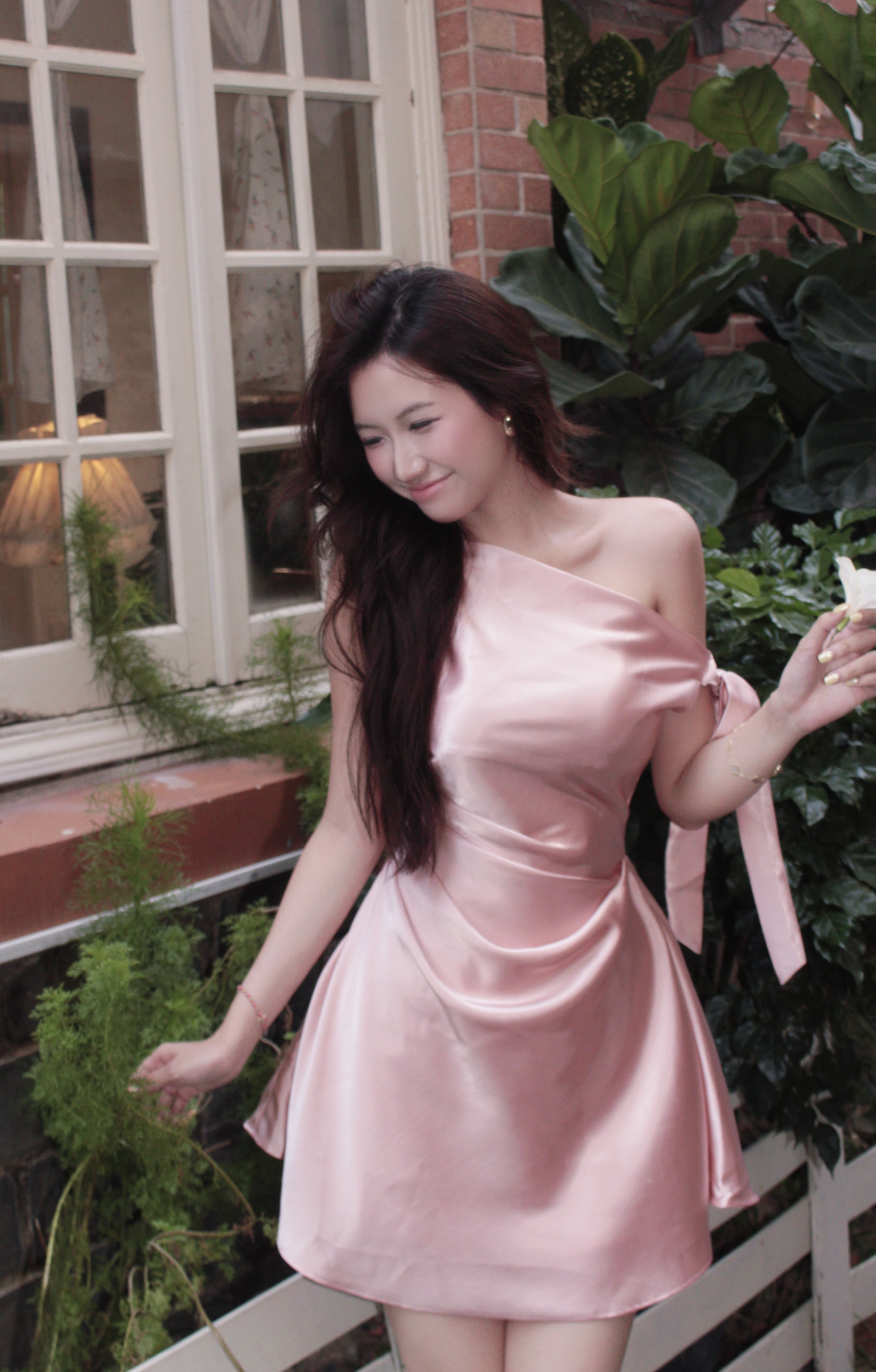 D022 | Đầm Lụa Lệch Vai Dáng Ngắn