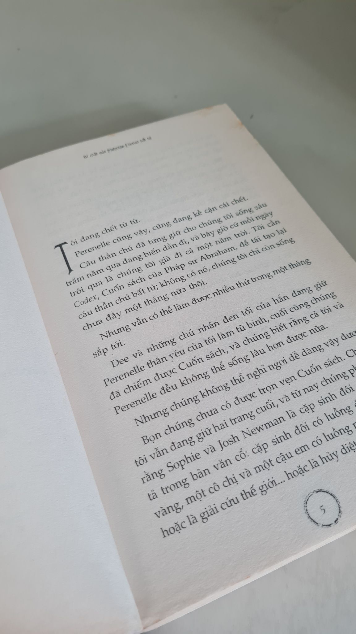 Pháp sư bí mật của Nicholasflamel bất tử-Sách lưu kho, giấy xốp, có ố- 2018- Michael Scott [2001] SÁCH VĂN HỌC