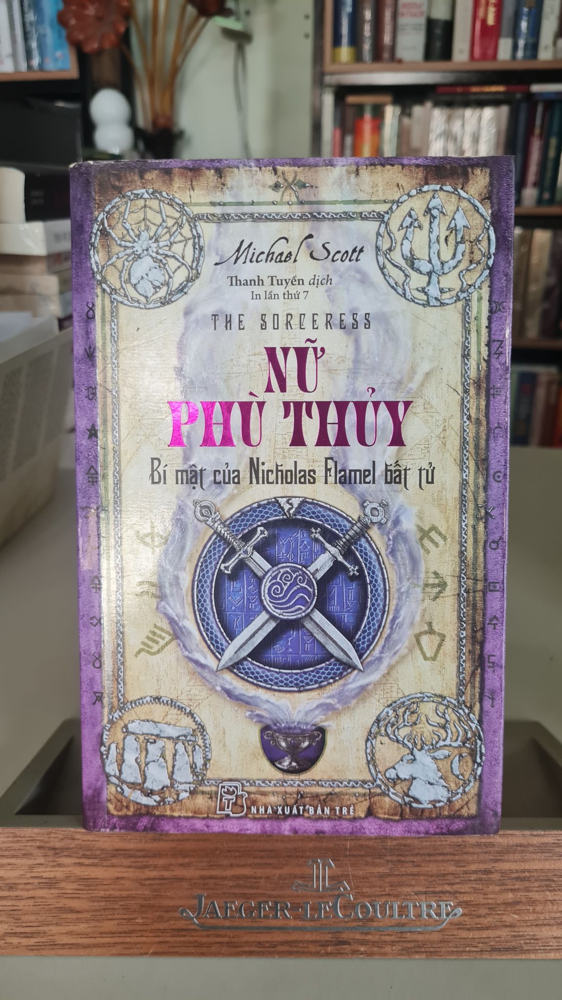 Nữ phù thủy bí mật của Nicholasflamel bất tử-sách lưu kho,giấy xốp,có ố- 2018 -Michael Scott [2001] SÁCH VĂN HỌC