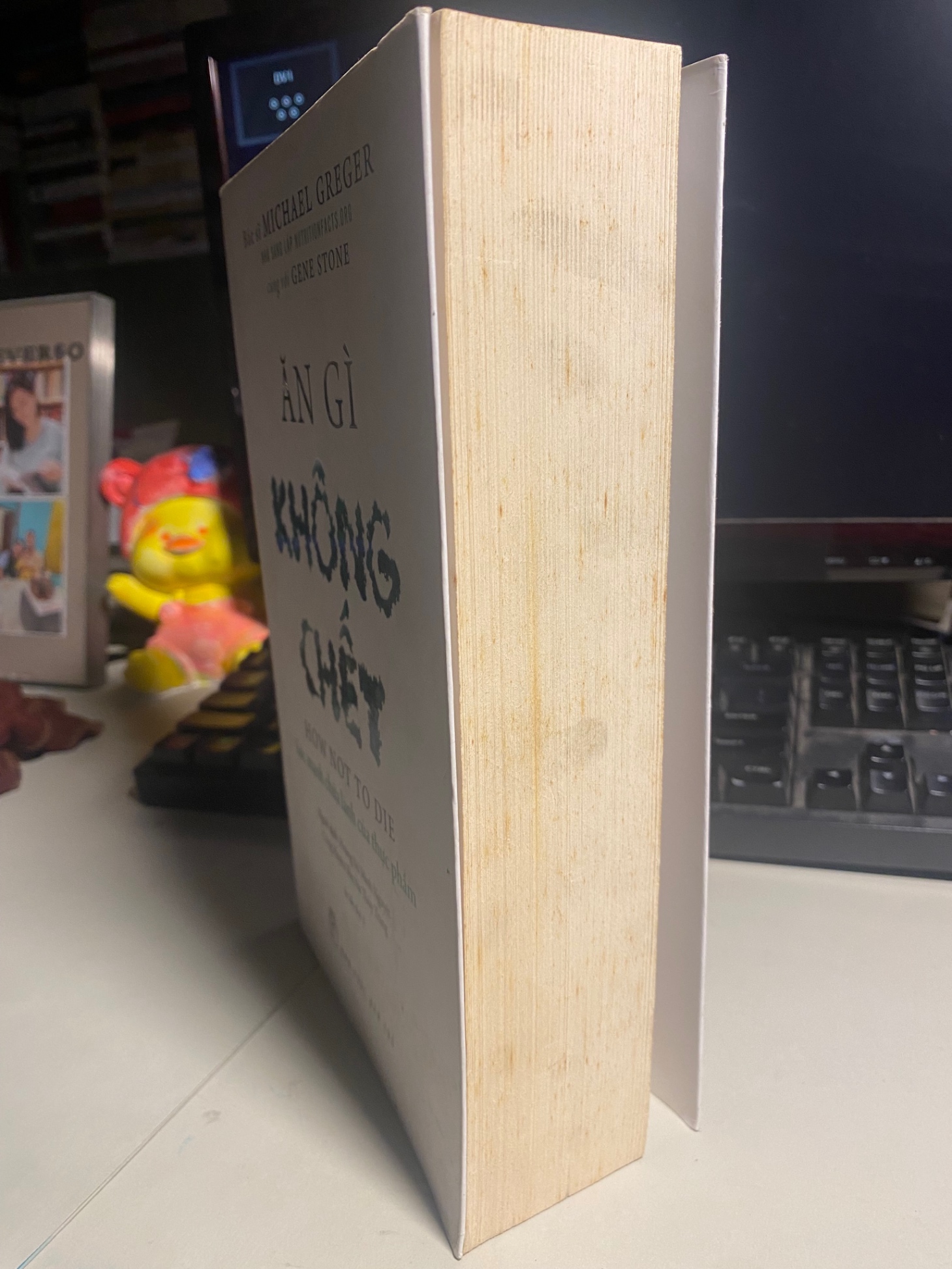 Ăn Gì Không Chết - Sức Mạnh Chữa Lành Của Thực Phẩm-Tác giả Michael Greger - Gene Stone -NXB Trẻ-Kích Thước Bao Bì: 16 x 24 Số trang: 772 Hình thức:Bìa Mềm- Sách lưu kho mới 80% có ố cạnh