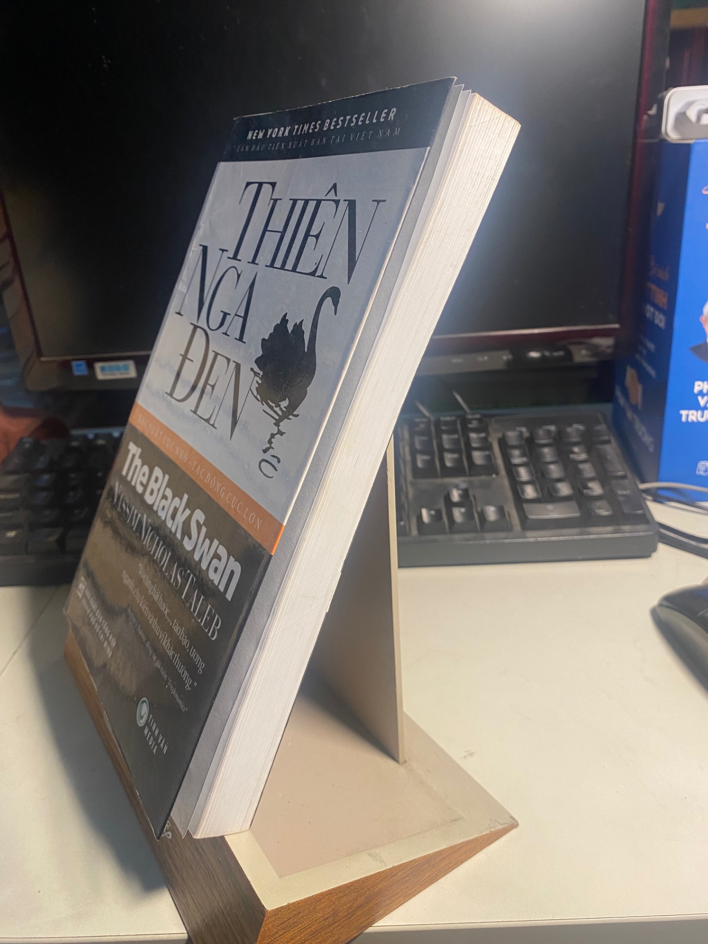 Thiên Nga Đen -Tác giả/ Nassim Nicholas Taleb -Người Dịch: Cam Thảo, Hoàng Trung- NXB Tổng Hợp Tp HCM, năm xb 2011- sách lưu kho mới 90%