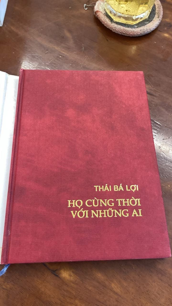 Họ cùng thời với những ai- Thái Bá Lợi -Nxb Quân Đội ND- 2003- Bìa cứng-Tiểu thuyết “Họ cùng thời với những ai” được giải thưởng Hội Nhà văn năm 1993 và Tiểu thuyết “Trùng tu” đạt giải Nhà nước về văn học nghệ thuật năm 2012