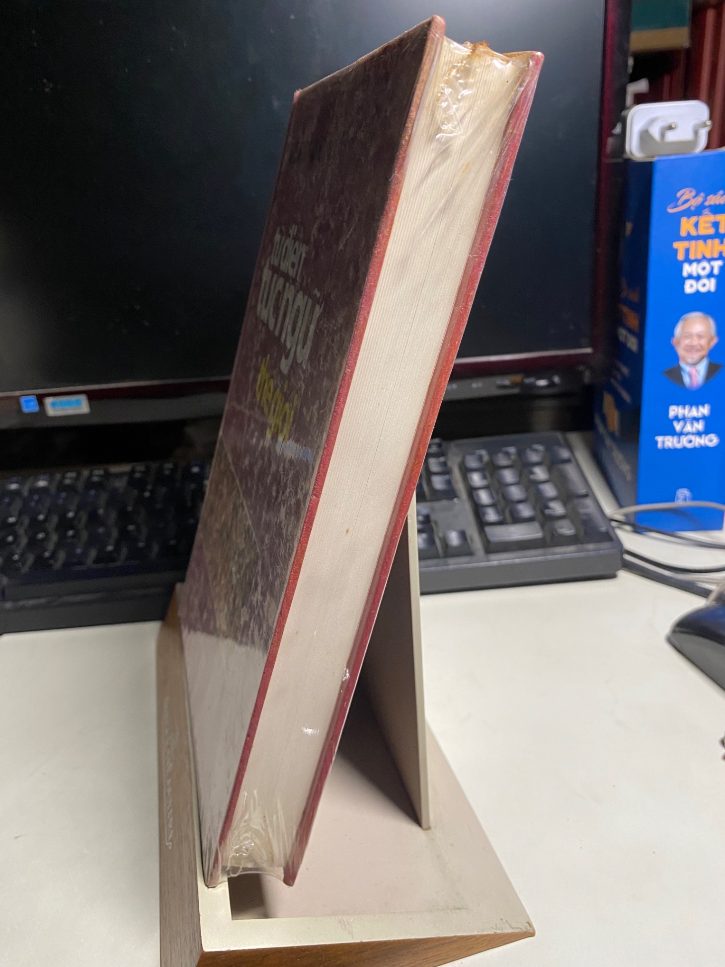 Từ điển tục ngữ thế giới- Gerd De Ley- NXB Lao động- Văn Lang phát hành- bìa cứng, mới nguyên seal