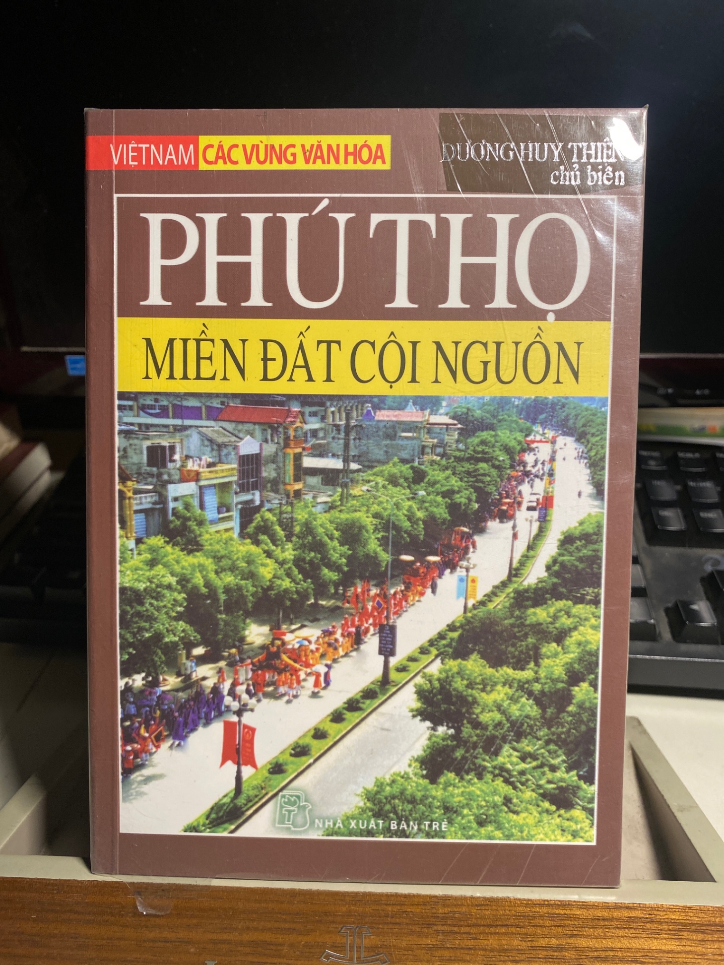 VIỆT NAM CÁC VÙNG VĂN HÓA - PHÚ THỌ - MIỀN ĐẤT CỘI NGUỒN-Tác giả: Dương Huy Thiện chủ biên- NXB Trẻ 2010- Sách lưu kho mới 90%