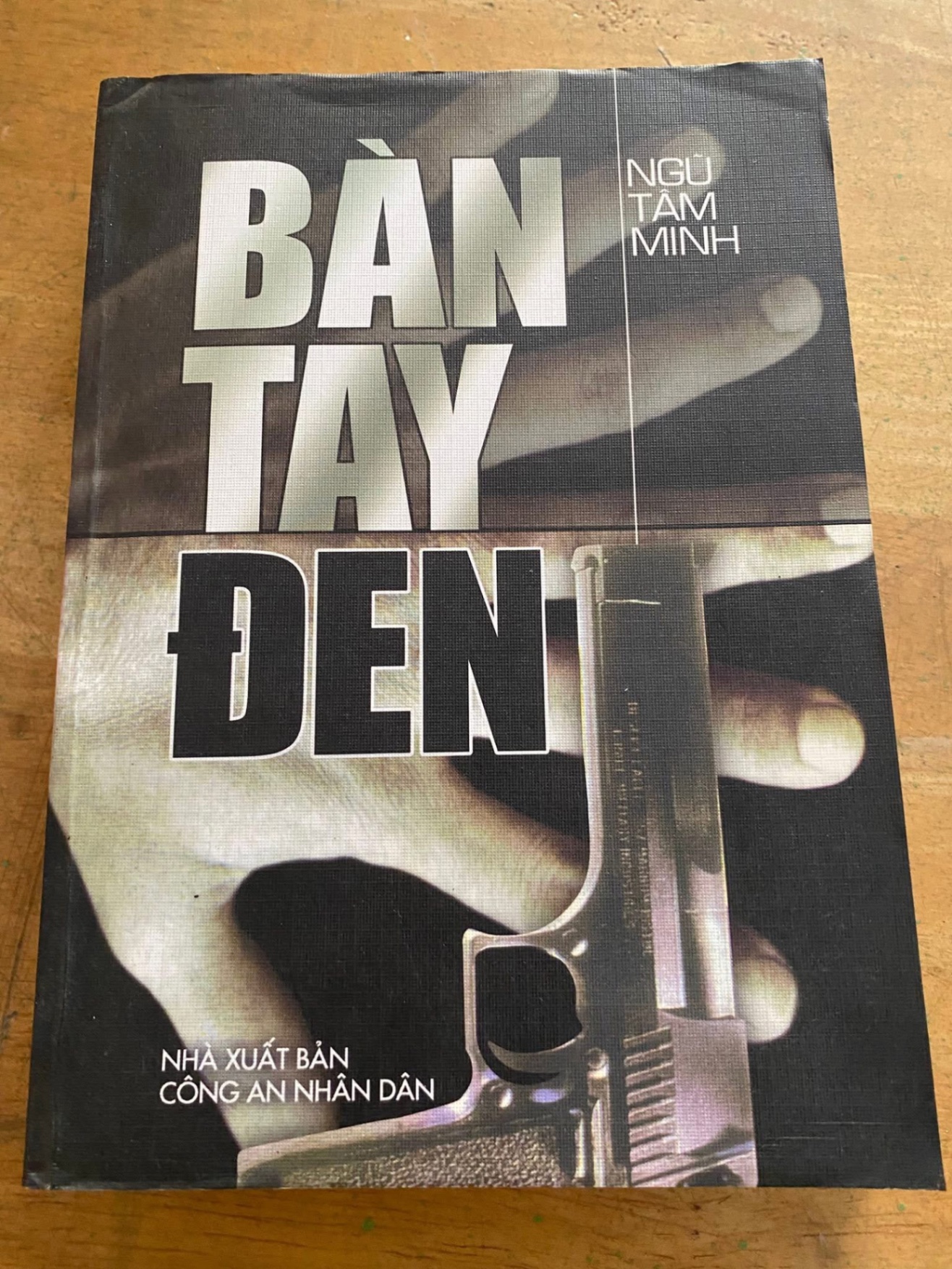 Bàn Tay Đen- Ngũ Tâm Minh -Bìa mềm-NXB Công An ND 2004 Khổ 14x20cm ,563 trang