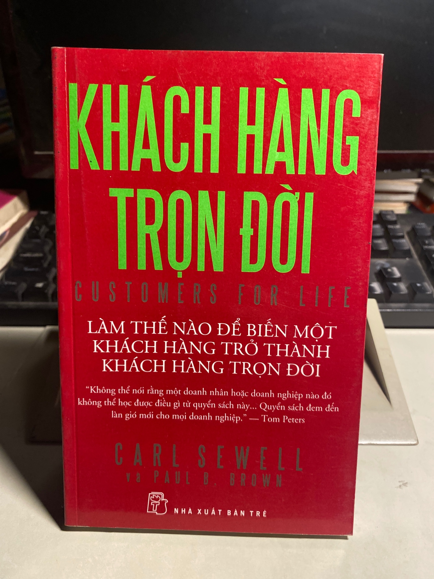 KHÁCH HÀNG TRỌN ĐỜI -Tác giả: Carl Sewell & Paul B.Brown -NXB Trẻ 2009-Sách lưu kho mới 90%