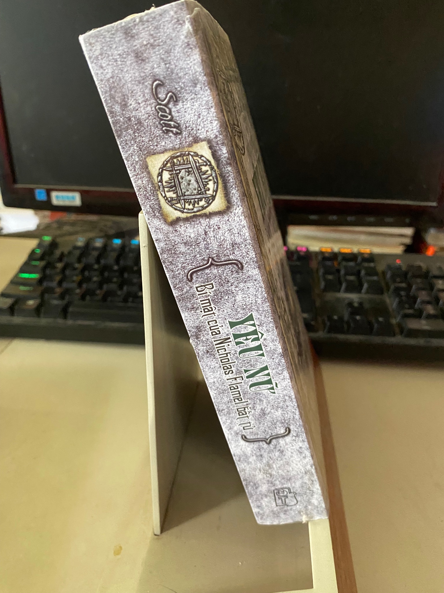 Yêu nữ bí mật của Nicholasflamel bất tử -Sách lưu kho mới còn seal-  Michael Scott [2001] SÁCH VĂN HỌC