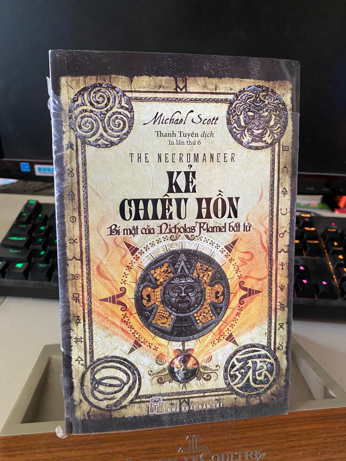 Kẻ chiêu hồn bí mật của Nicholasflamel bất tử -Sách lưu kho còn seal có ố ở đầu sách- Michael Scott [2001] SÁCH VĂN HỌC