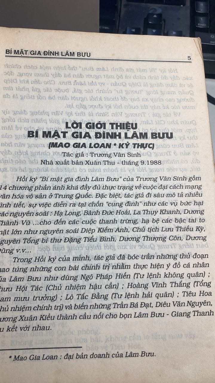 Bí mật gia đình Lâm Bưu ( Mao gia loan kỷ thực ) - Trương Vân Sinh ( Nguyễn Văn Ân dịch ) NXB VĂN NGHỆ TP HCM 1997 , 488 trang ,khổ 16x24cm . Sách tốt.