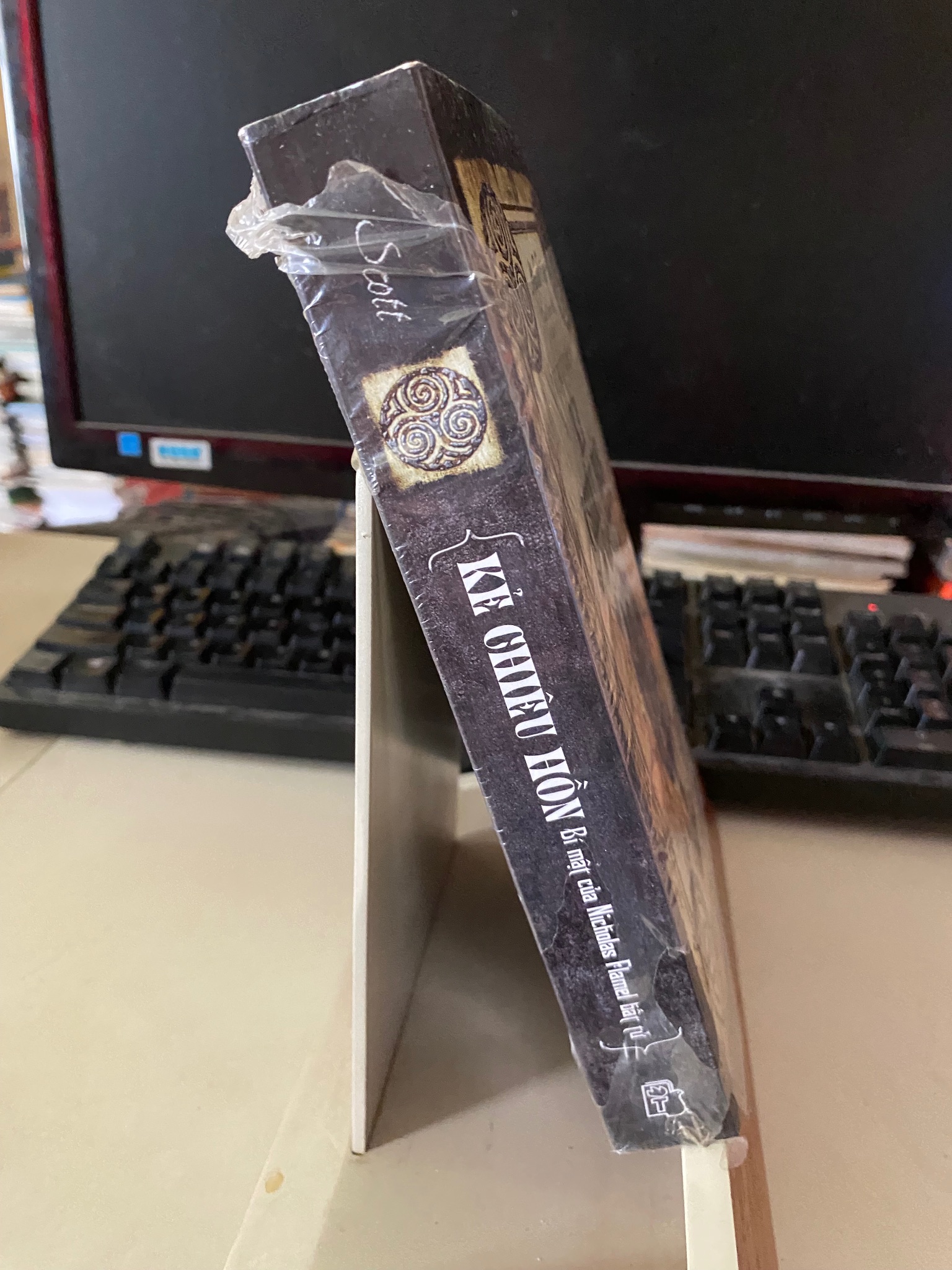 Kẻ chiêu hồn bí mật của Nicholasflamel bất tử -Sách lưu kho còn seal có ố ở đầu sách- Michael Scott [2001] SÁCH VĂN HỌC