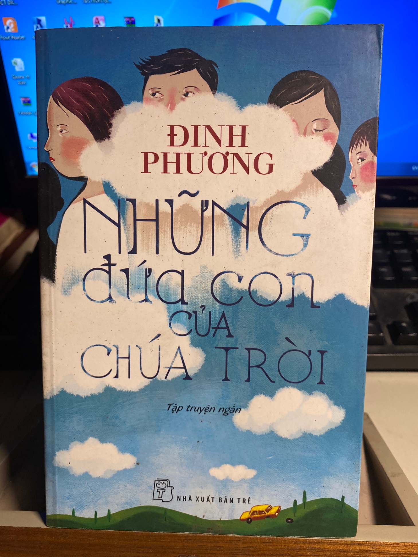 Những Đứa Con Của Chúa Trời- Đinh Phương- NXB Trẻ 2014- Sách lưu kho chưa qua sử dụng, giấy xốp có ố