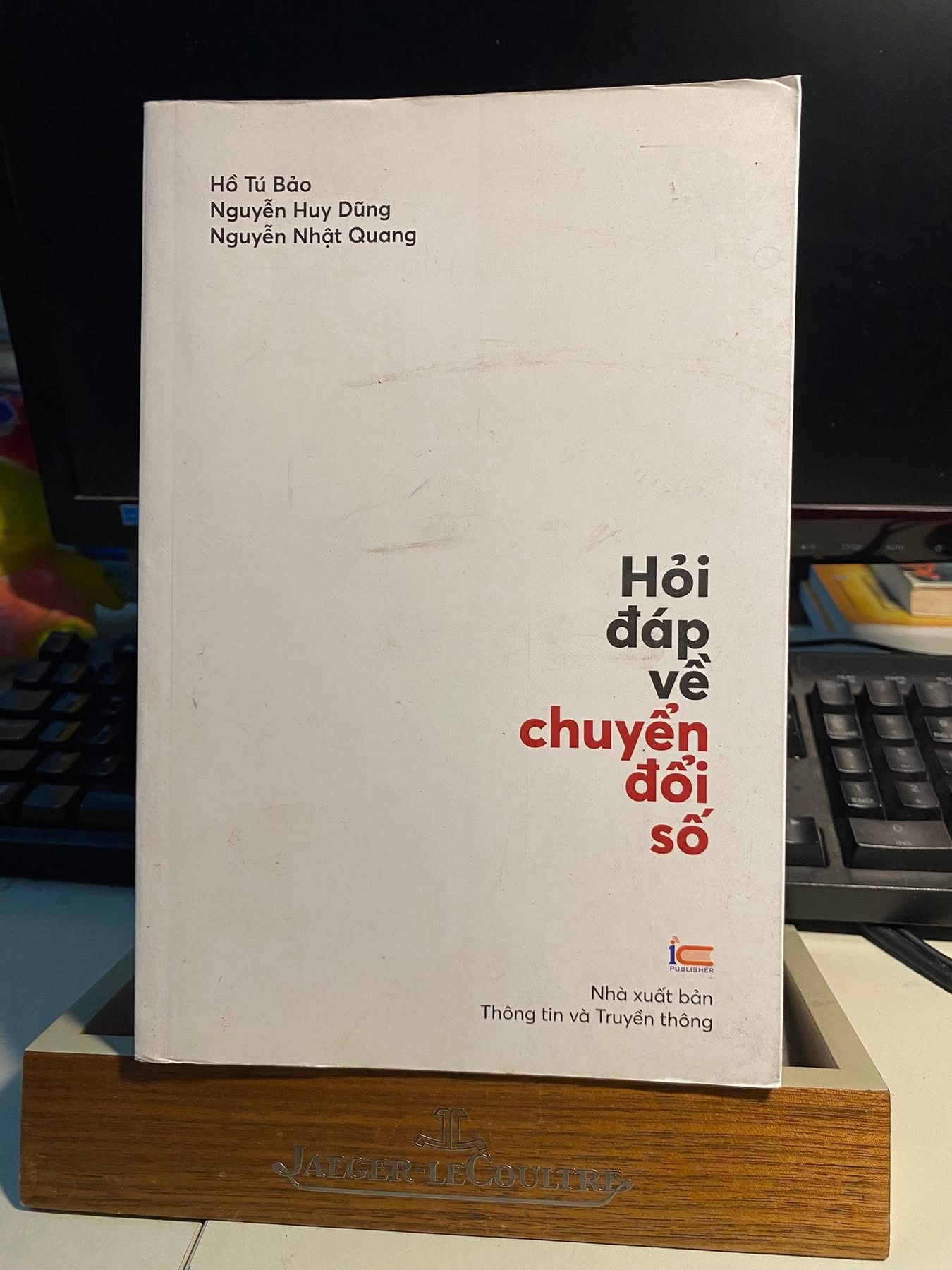 Hỏi đáp về chuyển đổi số-Tác giả: Hồ Tú Bảo,Nguyễn Huy Dũng,Nguyễn Nhật Quang-NXB Thông tin và truyền thông- Sách mới 90%