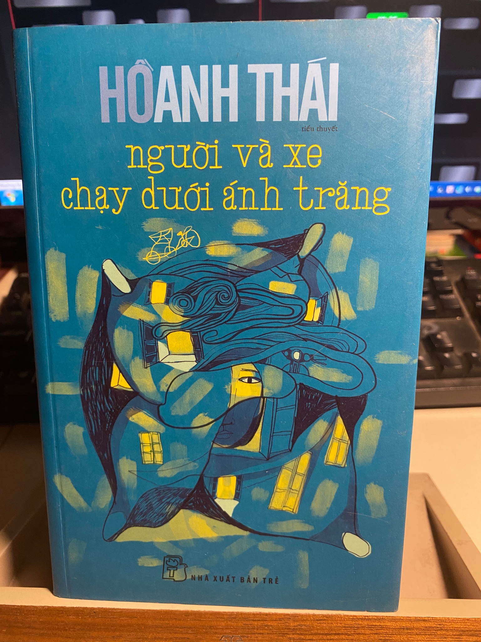 Người và xe chạy dưới ánh trăng - Hồ Anh Thái - NXB Trẻ 2015- Sách lưu kho chưa sử dụng, giấy có ố