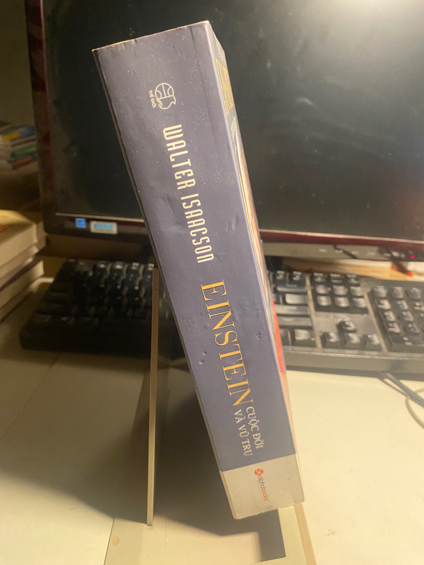 Einstein Cuộc Đời Và Vũ Trụ-Tác giả Walter Isaacson- Người Dịch Vũ Minh Tân - NXB Thế Giới -Năm XB 2016 - Sách mới 90%