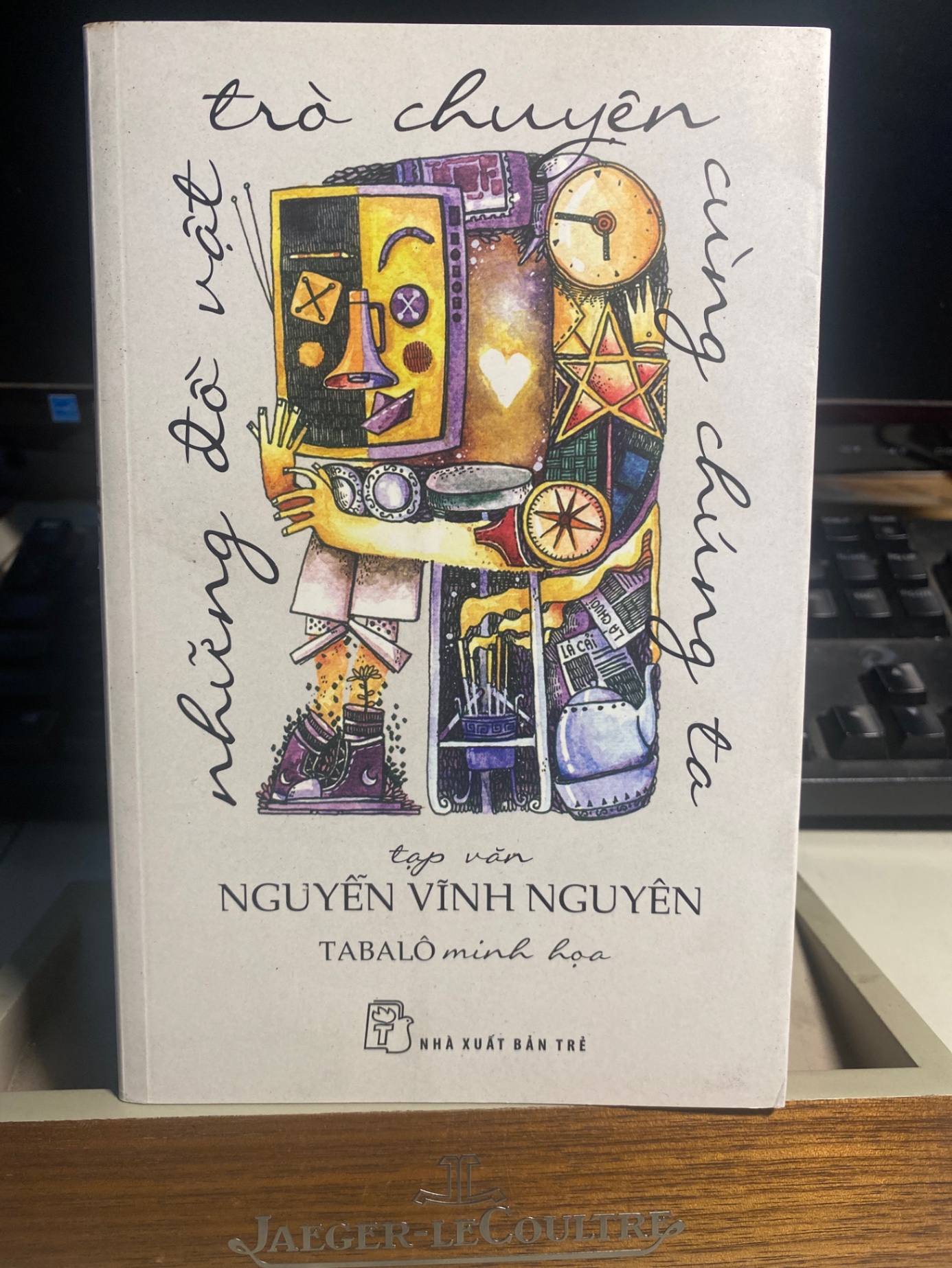 Tạp Văn Nguyễn Vĩnh Nguyên- Những đồ vật trò chuyện cùng chúng ta- Tabalo minh hoạ- NXB Trẻ 2014- Sách lưu kho chưa qua sử dụng mới 90%