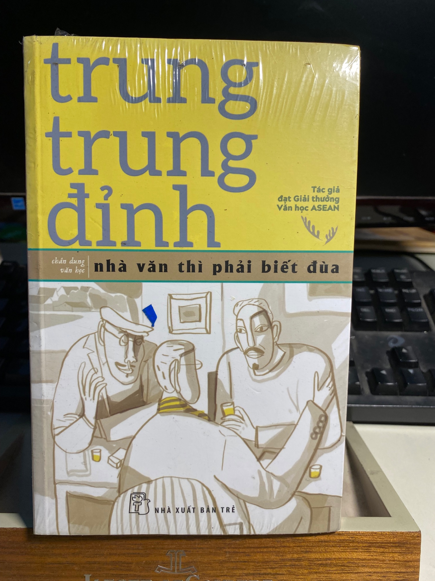 Nhà Văn Thì Phải Biết Đùa ( chân dung văn học)- Trung Trung Đỉnh -NXB Trẻ-Sách lưu kho còn seal