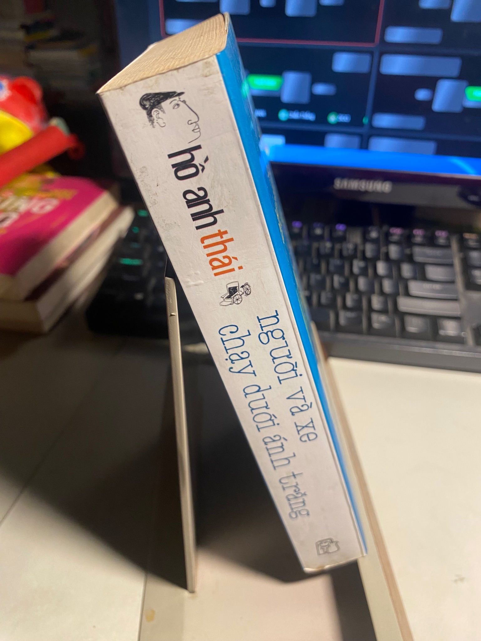 Người và xe chạy dưới ánh trăng - Hồ Anh Thái - NXB Trẻ 2015- Sách lưu kho chưa sử dụng, giấy có ố