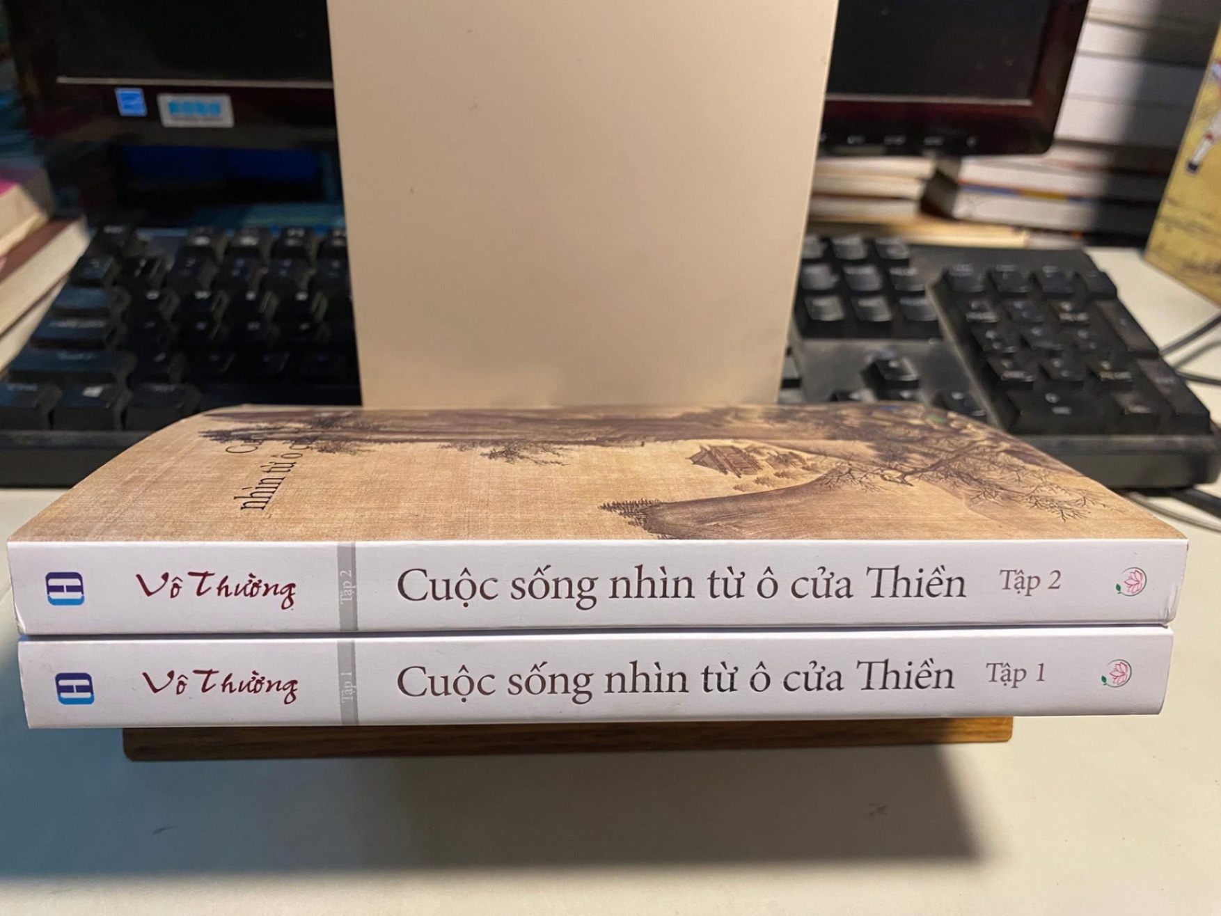 Cuộc sống nhìn từ ô cửa thiền- Tác giả Vô Thường -Hình thức: Bìa mềm, 14.5 x 20.5 cm, 340 trang +348 trang -Thể loại: Phật giáo- Nhà xuất bản: NXB Hồng Đức, 04-2021