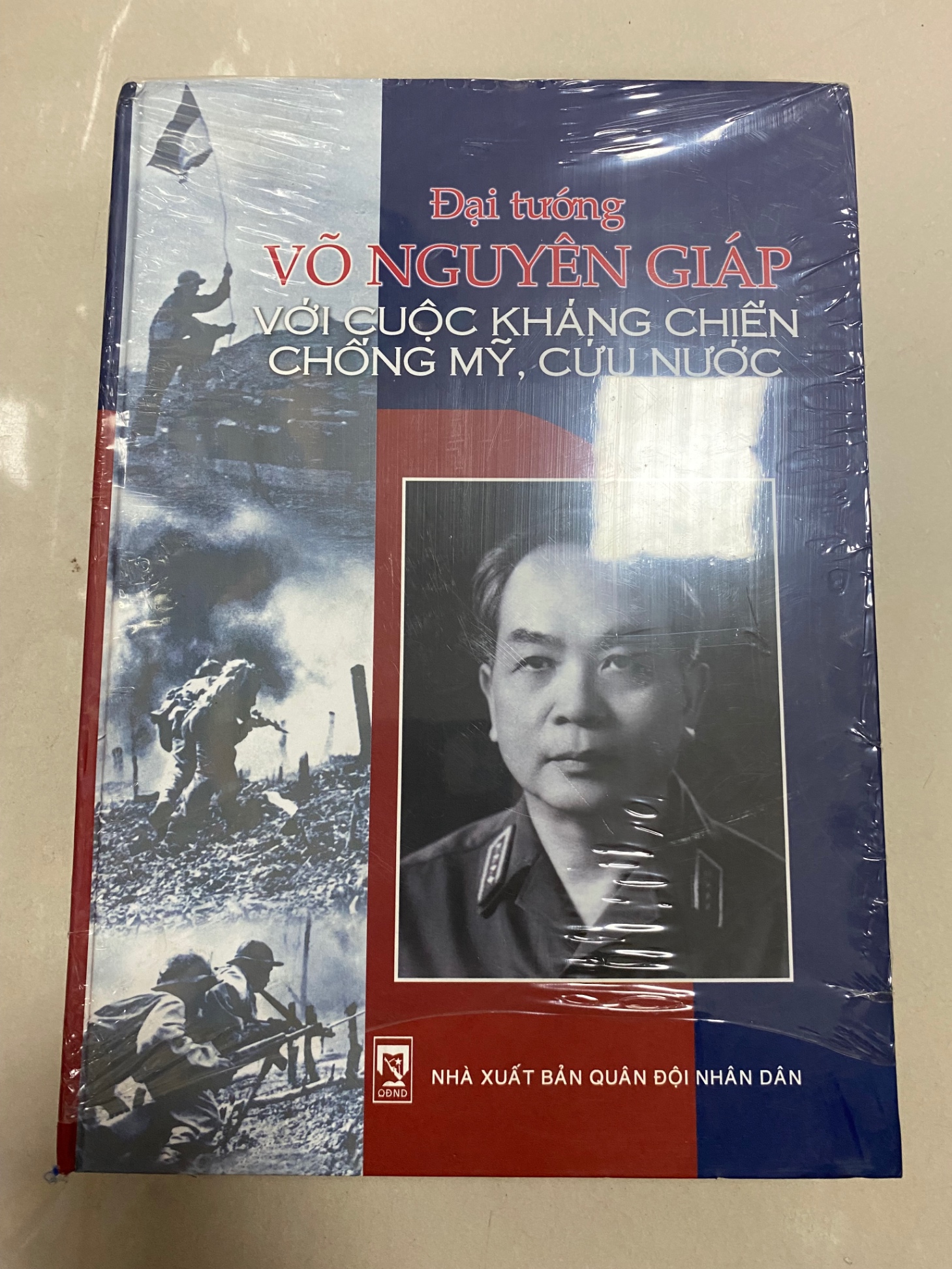 Đại Tướng Võ Nguyên Giáp với cuộc kháng chiến chống Mỹ cứu nước (bìa cứng) - Nhà xuất bản: Nxb Quân đội nhân dân -Ngày xuất bản: 15/12/2012 -Nhà phát hành: Nxb Quân Đội Nhân Dân -Kích thước: 19.5 x 27.5 cm Số trang: 1,500 trang -Sách nguyên seal mới 95%