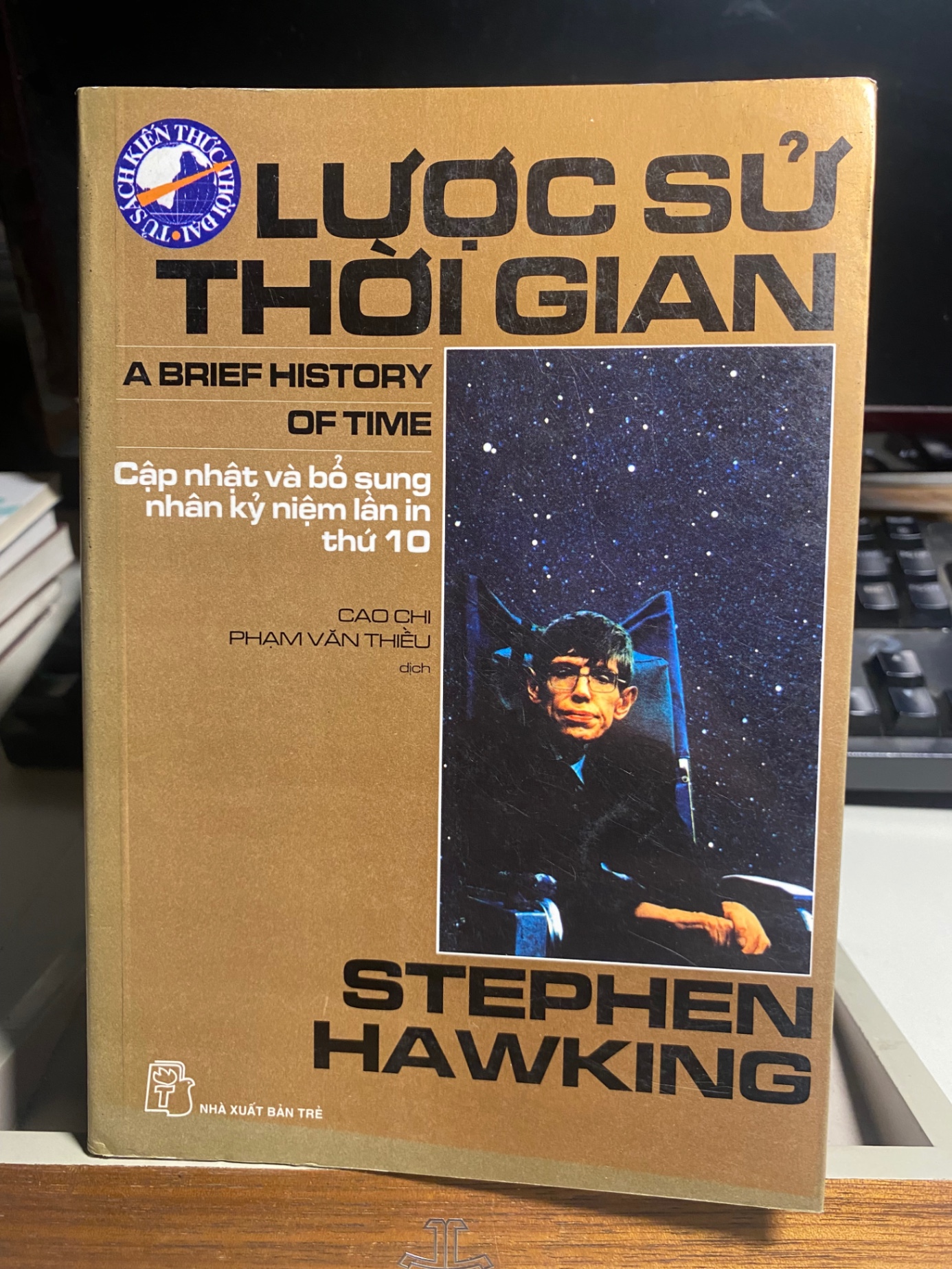 Lược Sử Thời Gian- Stephen Hawking- NXB Trẻ 2006- Sách lưu kho mới 90%